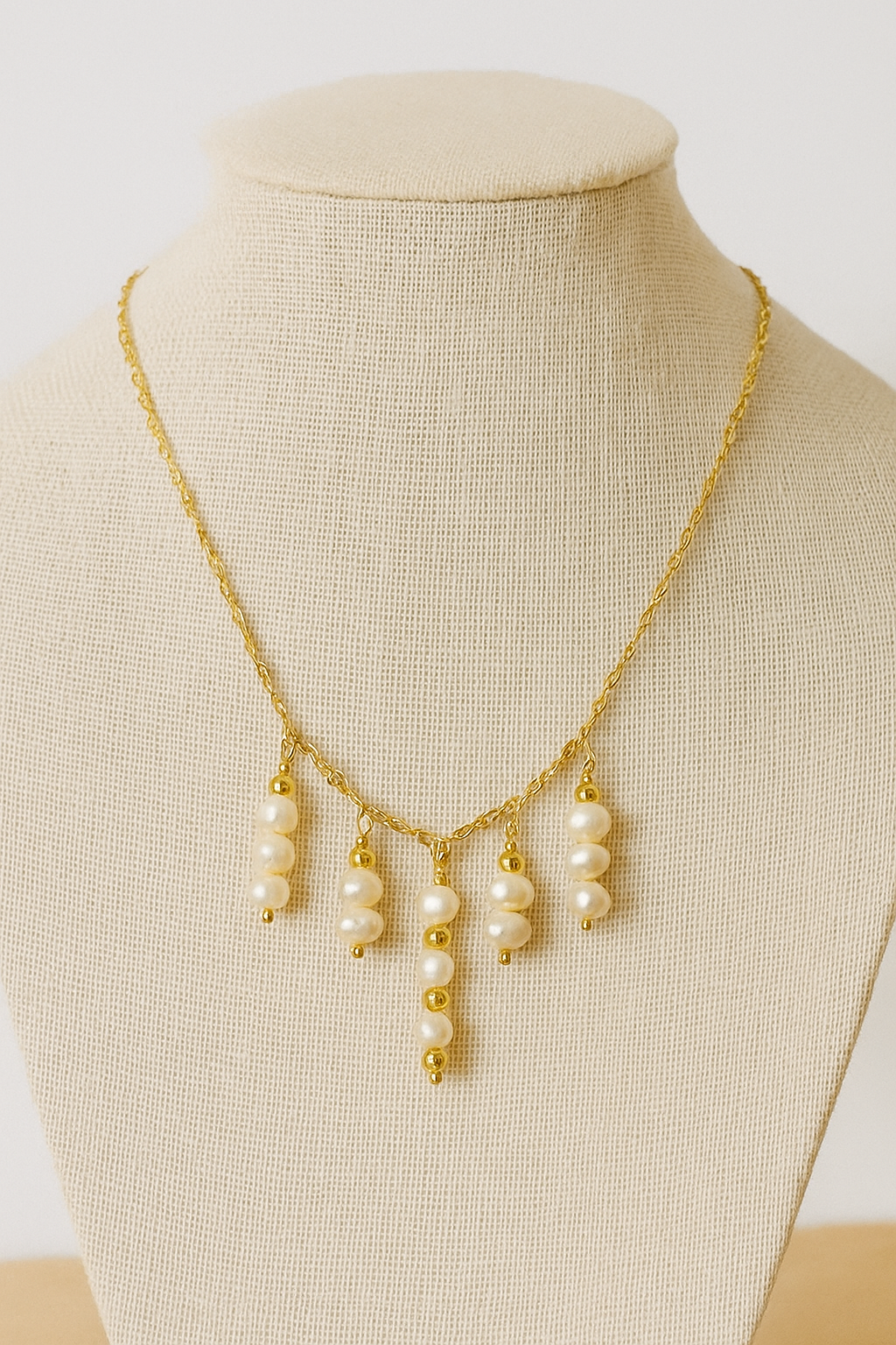 Collar corto de perlas salmón, cadena dorada, estilo delicado y elegante.