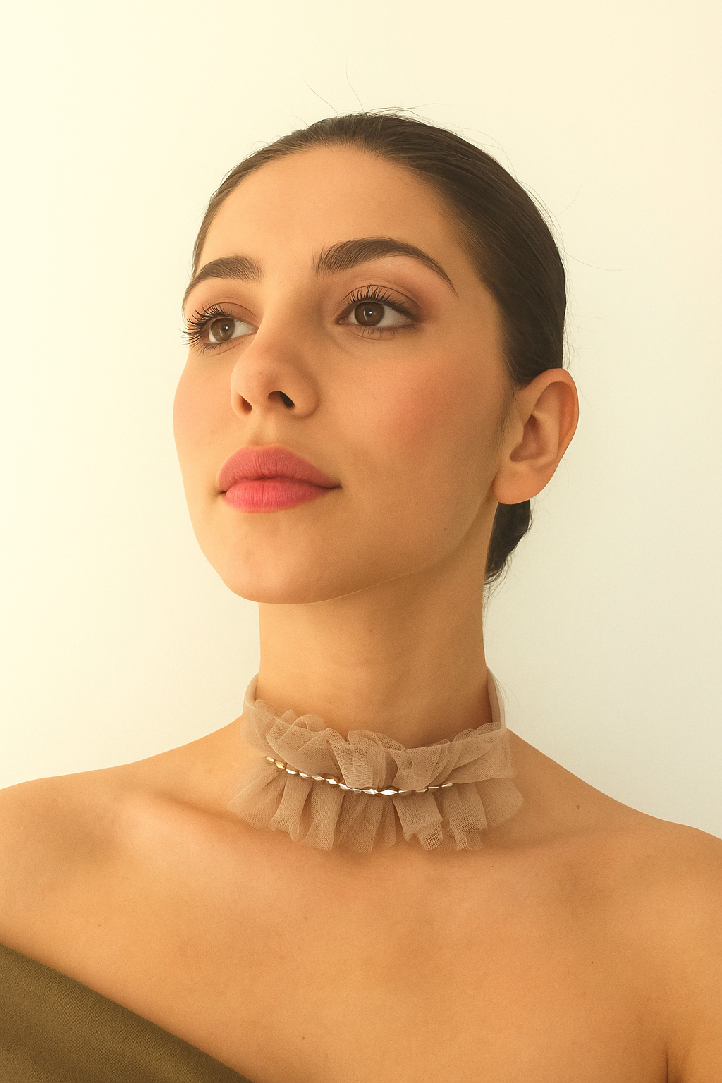 Choker de tul marrón bisón con cristalitos y cinta de terciopelo beige.