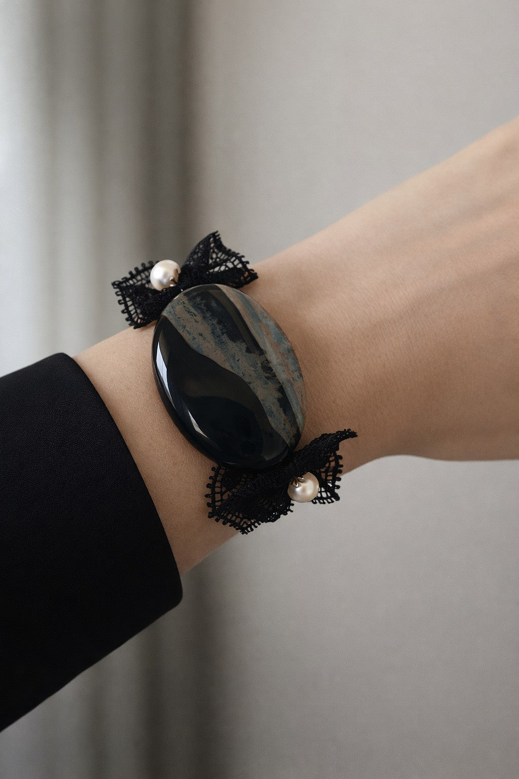 Pulsera de terciopelo rosa con ágata negra y perlas de río.