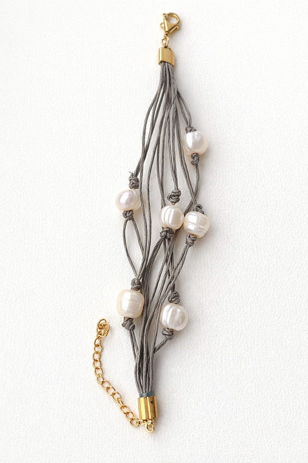 Pulsera de hilo de lino gris con perlas de agua dulce.