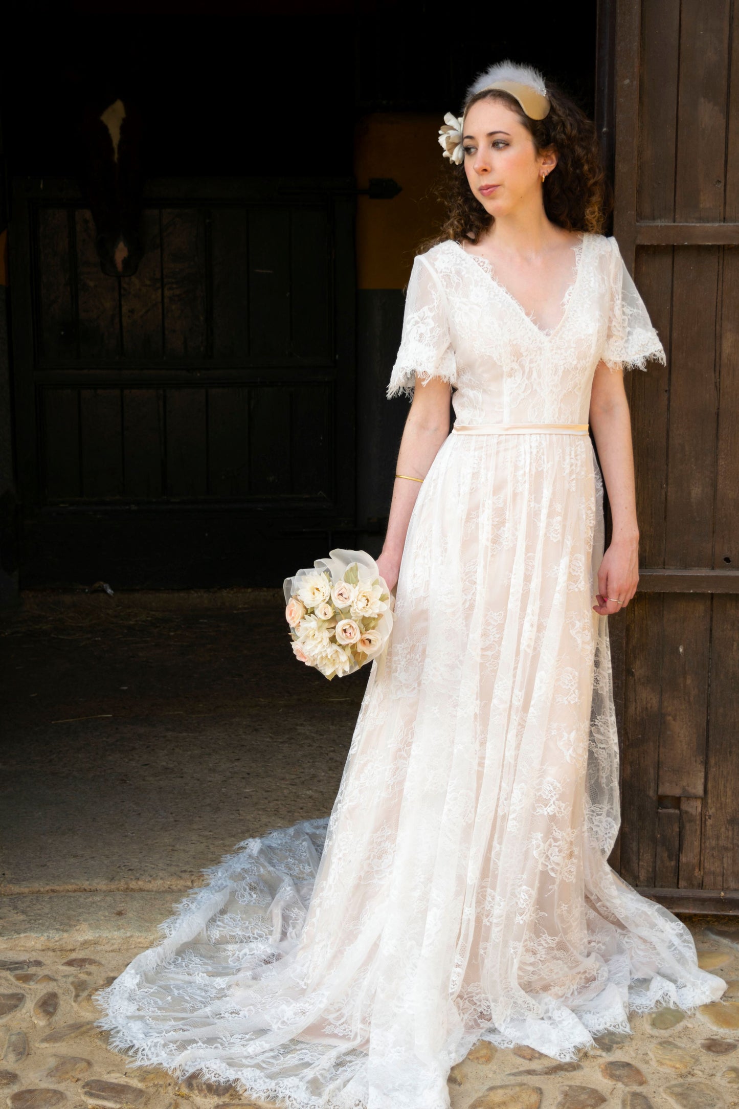 Ramo de novia con rosas y dalias en seda, tonos blanco roto y rosa suave, diseño romántico y realista hecho a mano.