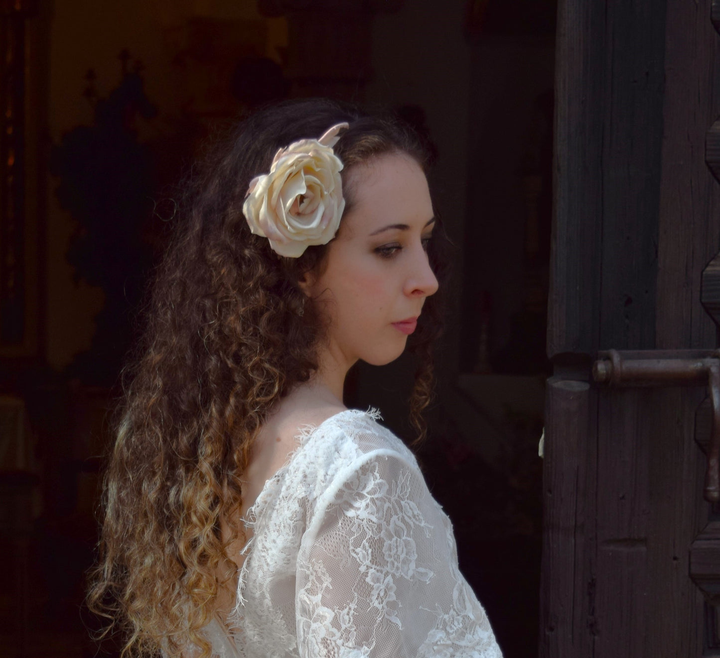 Tocado de rosa marfil, Tocado de flores de seda para boda boho, Diadema con rosa para dama de honor, Accesorio floral para el pelo para boda rústica.