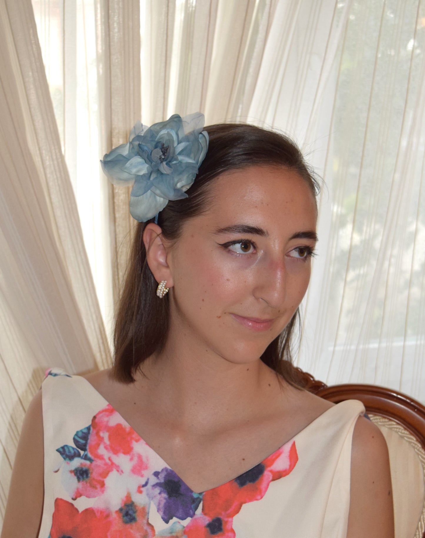 Diadema con flor azul para invitada. Tocado floral para boda, Flor de seda azul para madrina.