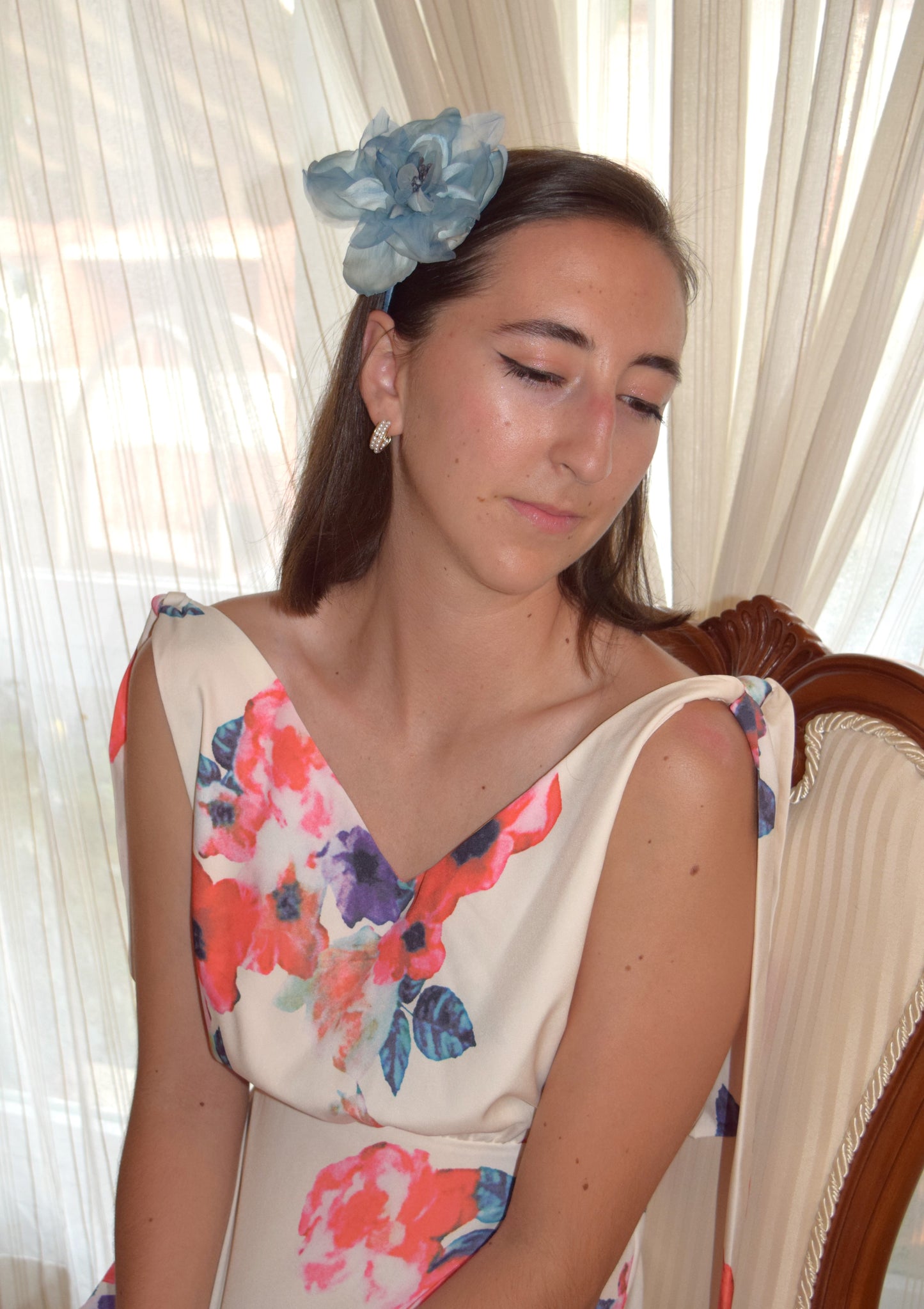 Diadema con flor azul para invitada. Tocado floral para boda, Flor de seda azul para madrina.
