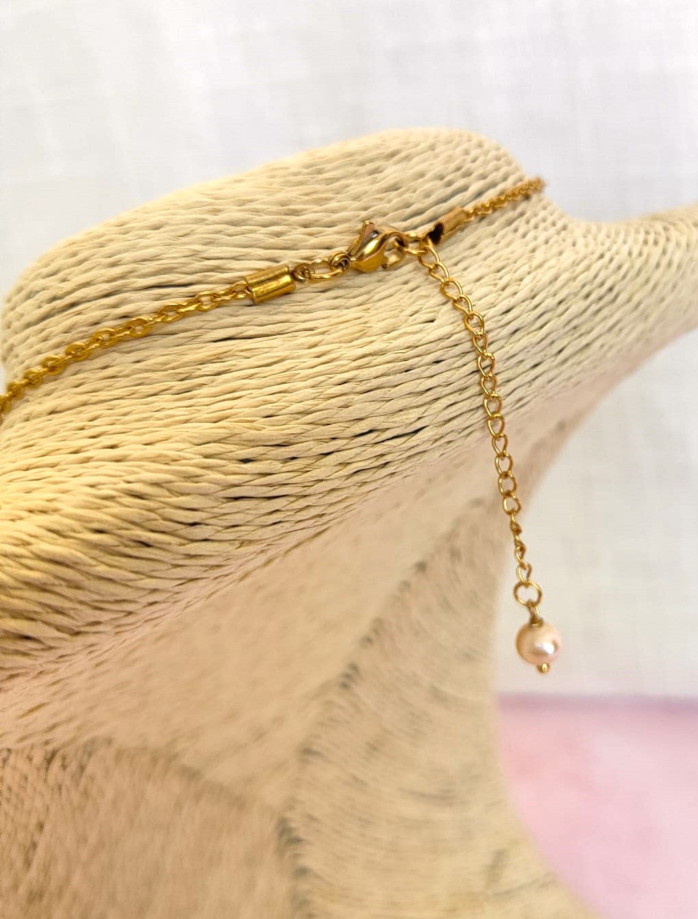 Collar corto de perlas salmón, cadena dorada, estilo delicado y elegante.