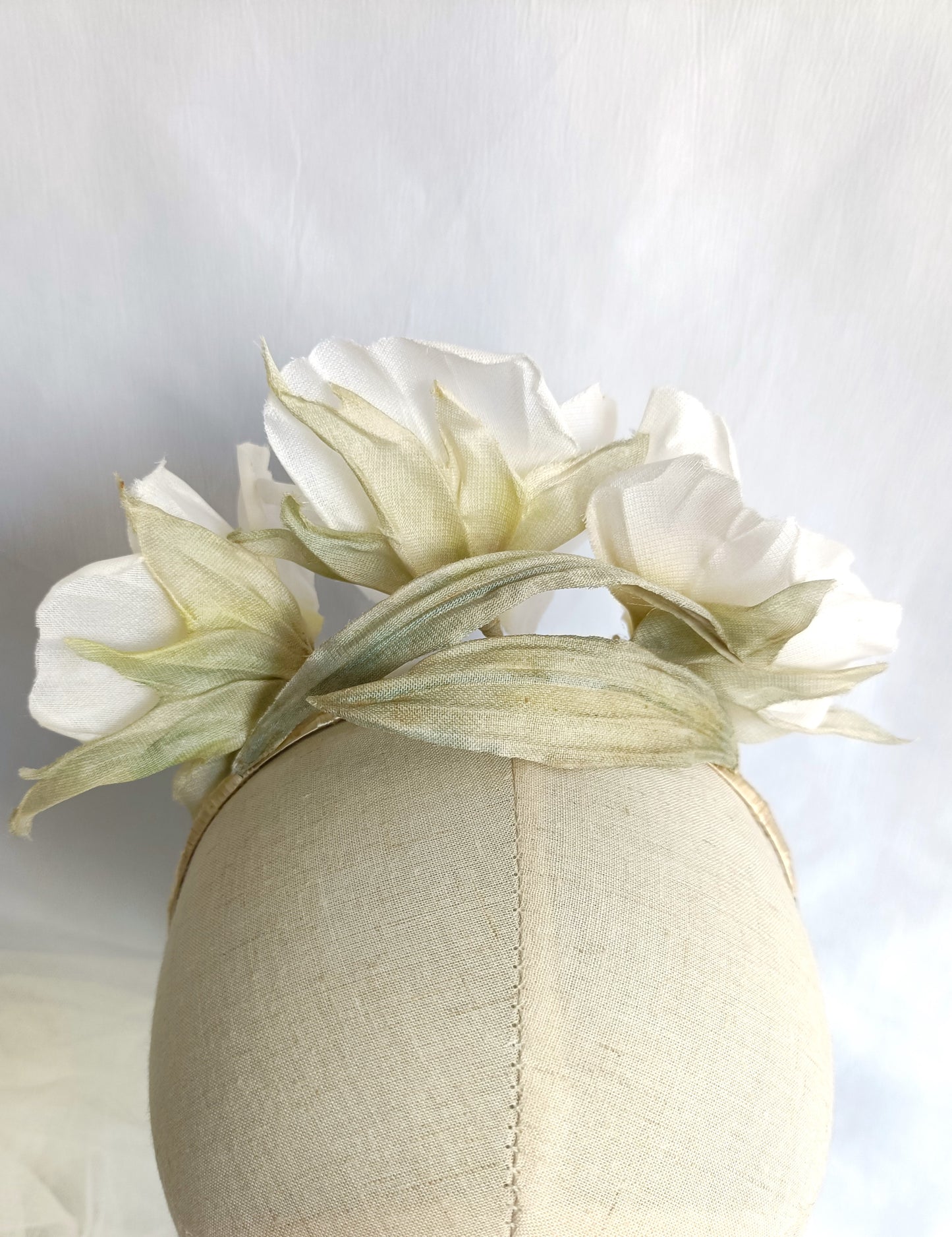 Tocado floral para novia, Tocado fascinator de flores blancas para invitada, corona de flores nupcial, Diadema de flores blancas de seda.