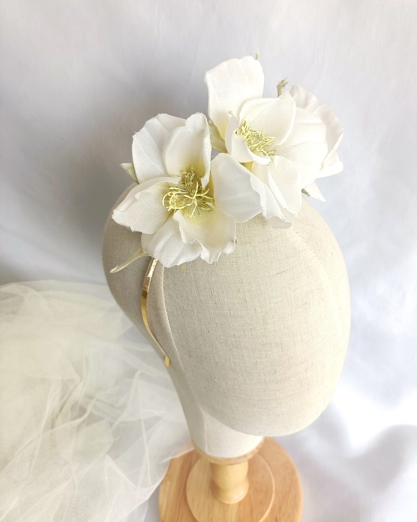 Tocado floral para novia, Tocado fascinator de flores blancas para invitada, corona de flores nupcial, Diadema de flores blancas de seda.