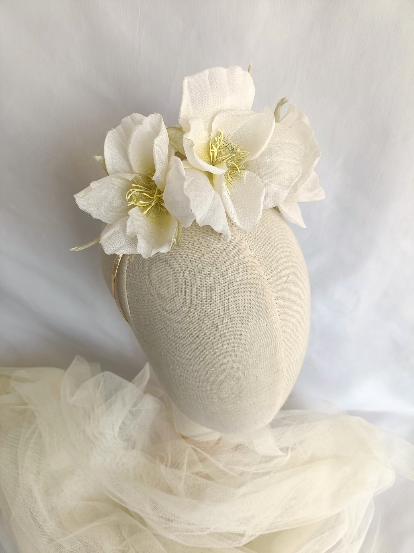 Tocado floral para novia, Tocado fascinator de flores blancas para invitada, corona de flores nupcial, Diadema de flores blancas de seda.
