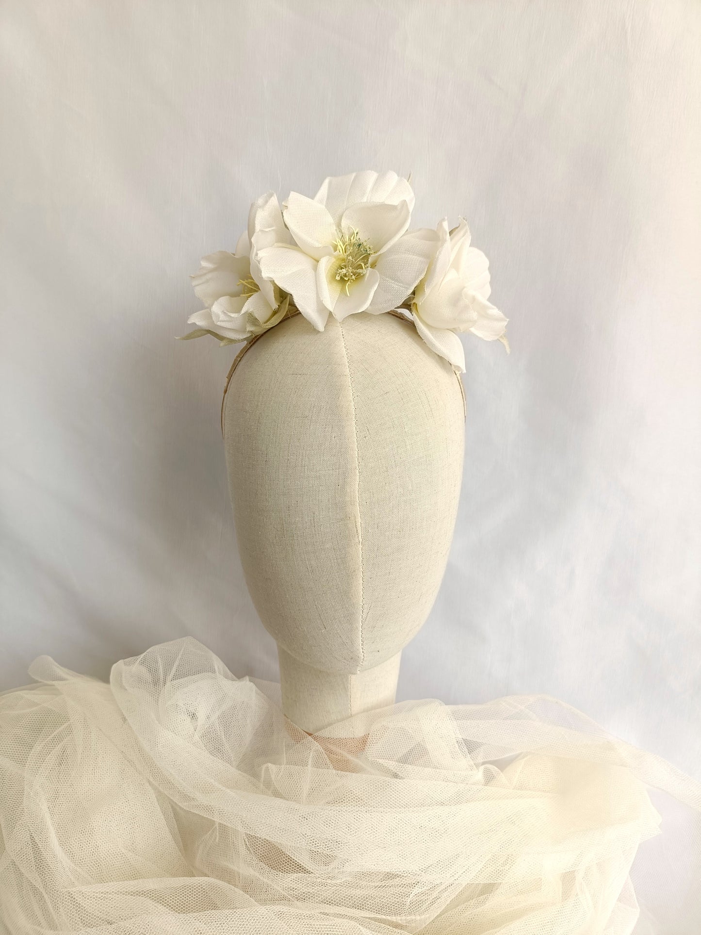 Tocado floral para novia, Tocado fascinator de flores blancas para invitada, corona de flores nupcial, Diadema de flores blancas de seda.