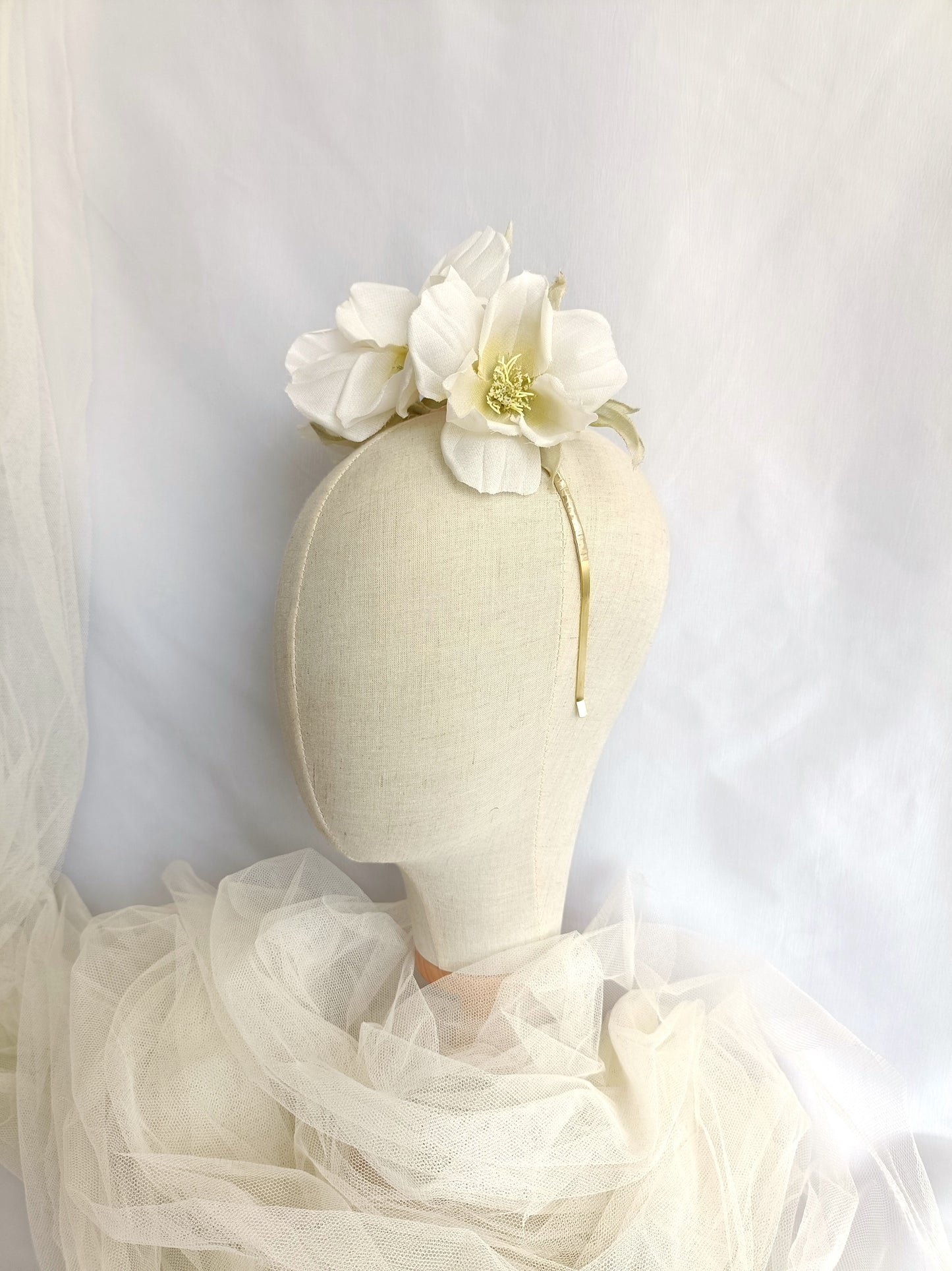 Tocado floral para novia, Tocado fascinator de flores blancas para invitada, corona de flores nupcial, Diadema de flores blancas de seda.