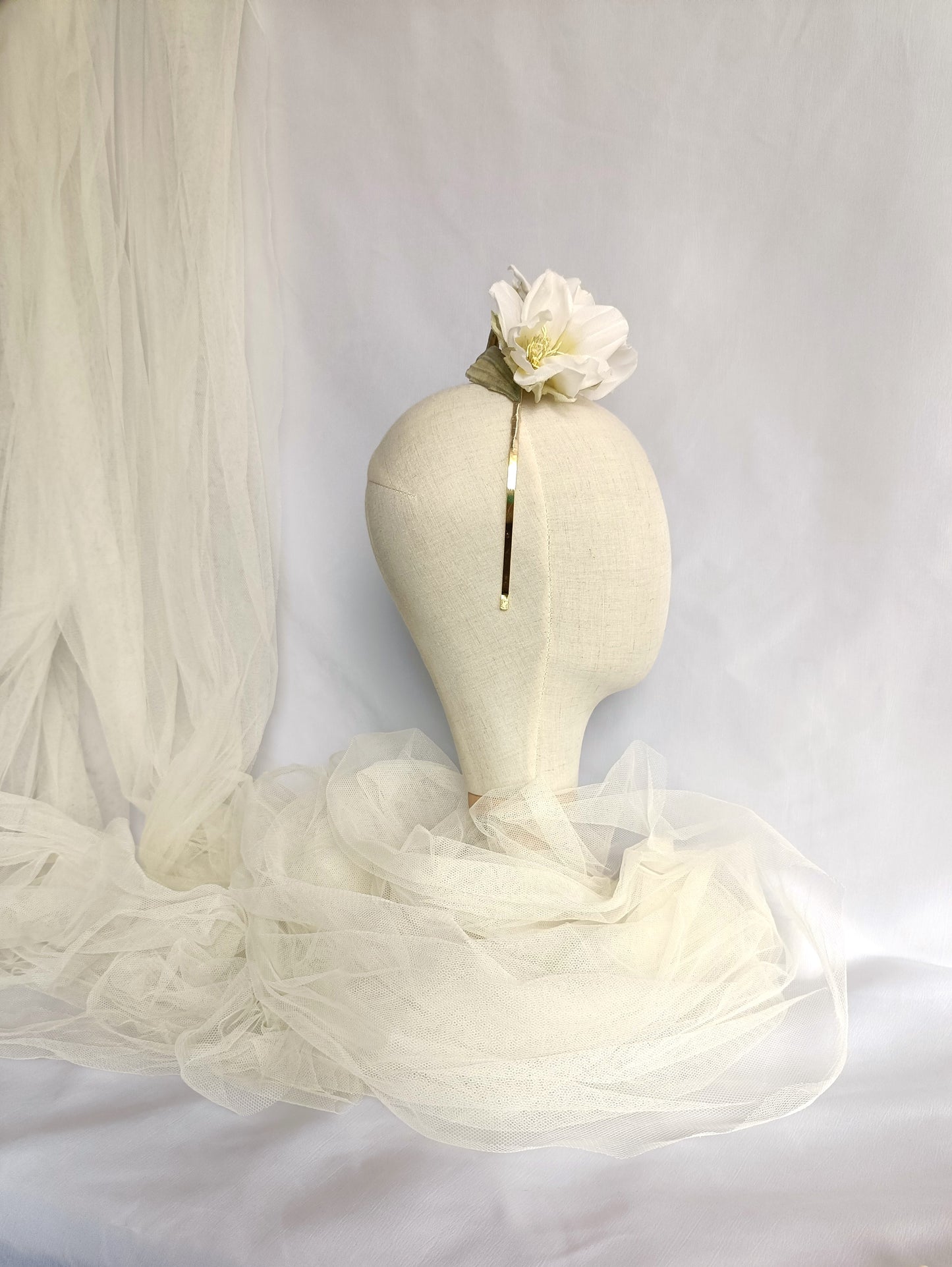 Tocado floral para novia, Tocado fascinator de flores blancas para invitada, corona de flores nupcial, Diadema de flores blancas de seda.