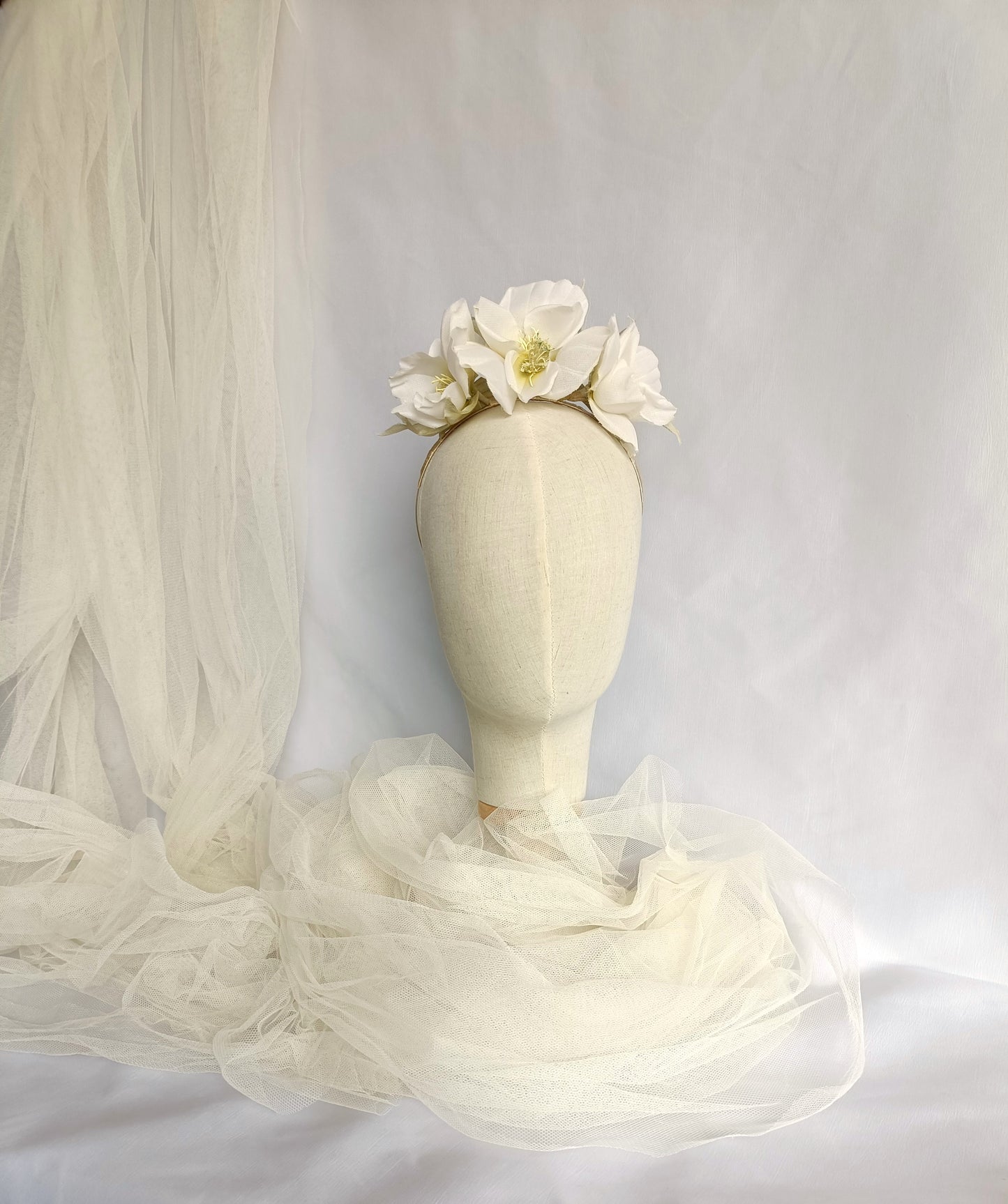 Tocado floral para novia, Tocado fascinator de flores blancas para invitada, corona de flores nupcial, Diadema de flores blancas de seda.