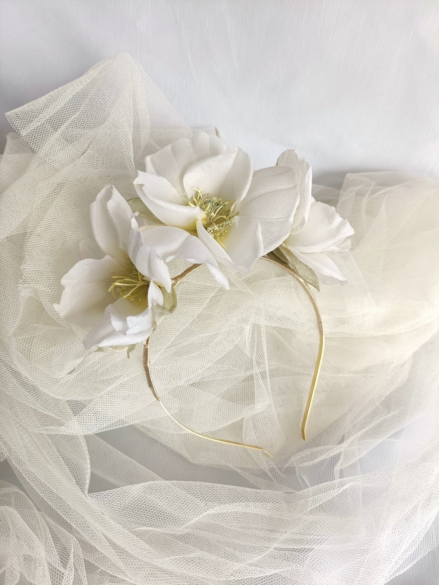 Tocado floral para novia, Tocado fascinator de flores blancas para invitada, corona de flores nupcial, Diadema de flores blancas de seda.