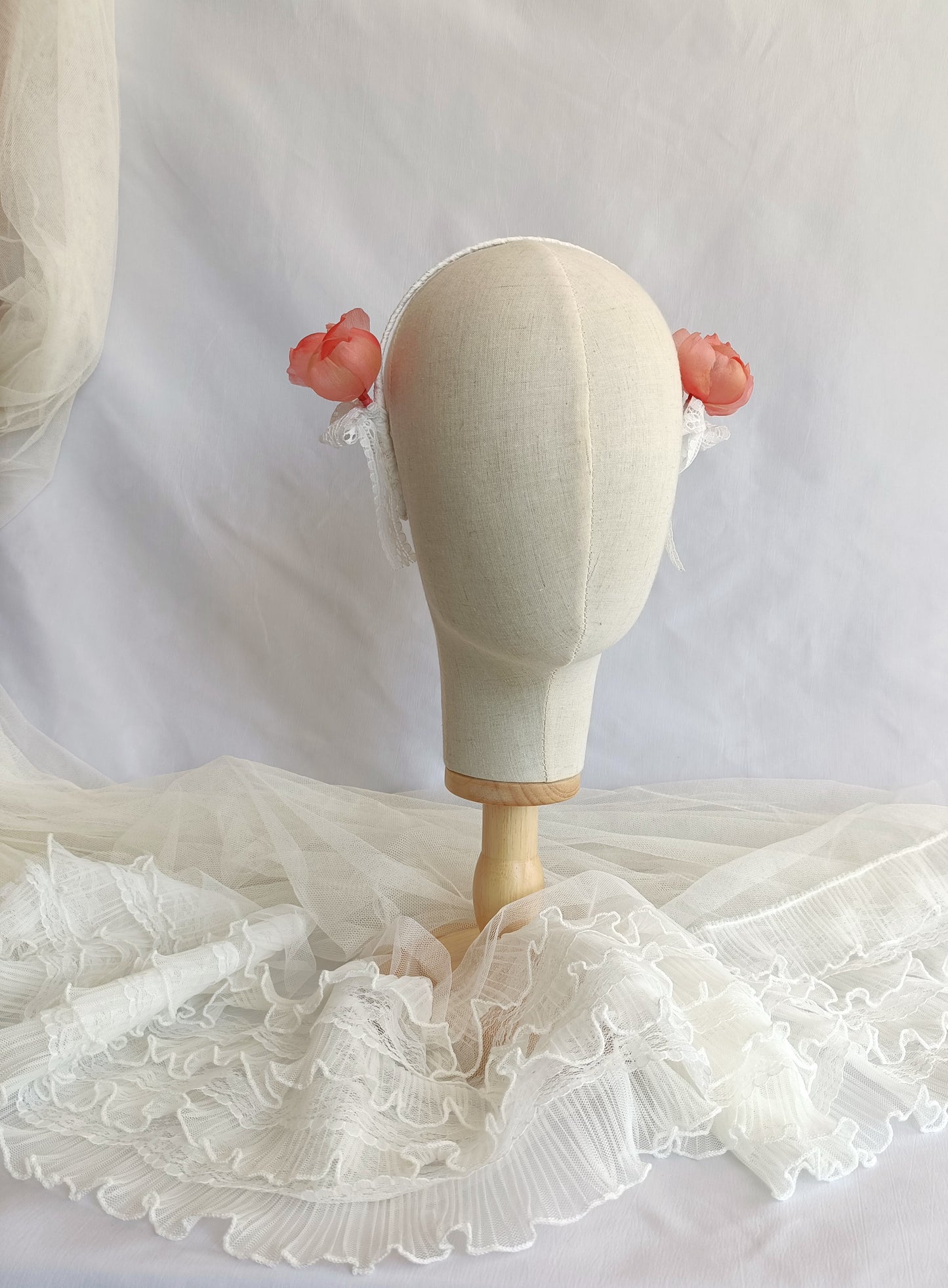 Romántico tocado de flores coral para boda, Diadema elegante con flores y encaje, Tocado fascinator de flores de seda roja con lazos de encaje para novia.