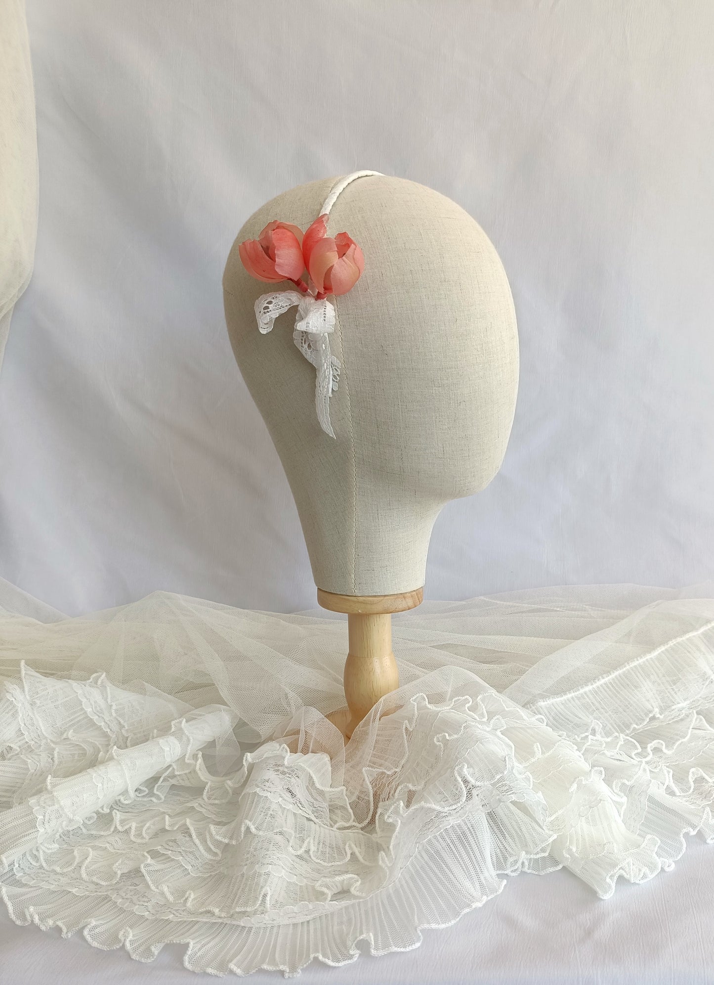 Romántico tocado de flores coral para boda, Diadema elegante con flores y encaje, Tocado fascinator de flores de seda roja con lazos de encaje para novia.