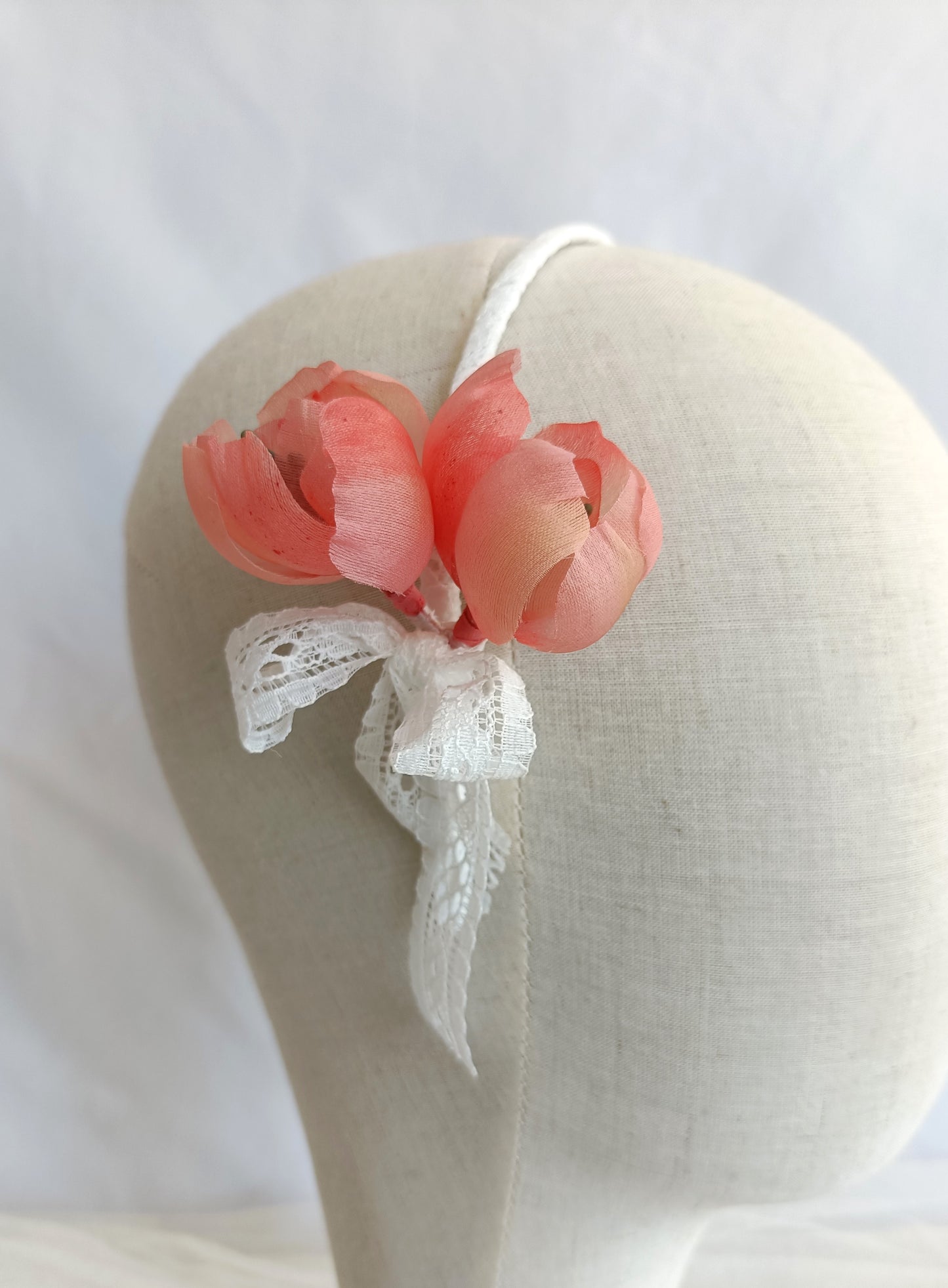 Romántico tocado de flores coral para boda, Diadema elegante con flores y encaje, Tocado fascinator de flores de seda roja con lazos de encaje para novia.
