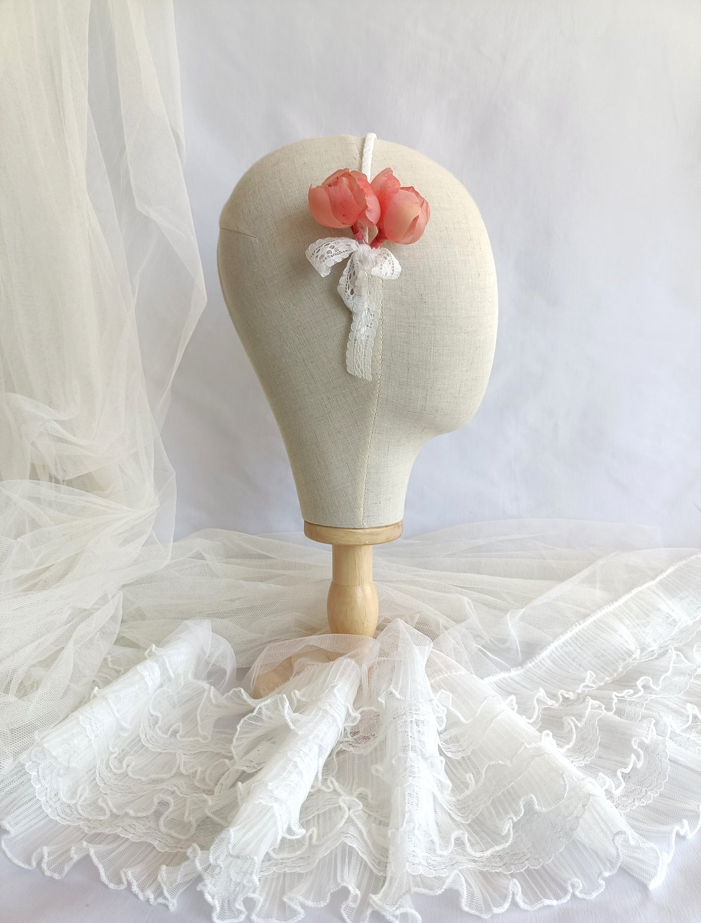 Romántico tocado de flores coral para boda, Diadema elegante con flores y encaje, Tocado fascinator de flores de seda roja con lazos de encaje para novia.