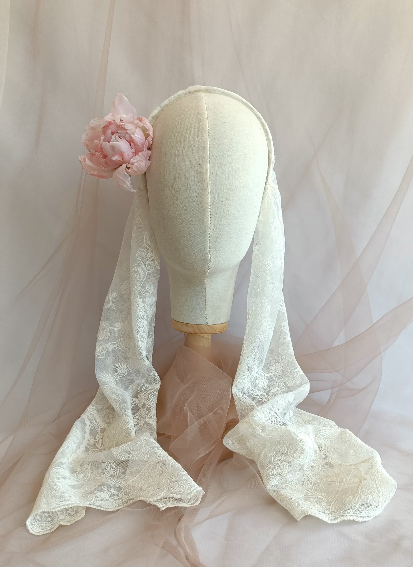 Tocado de encaje para novia, Velo con flor rosa para novia, Tocado romantico de novia.