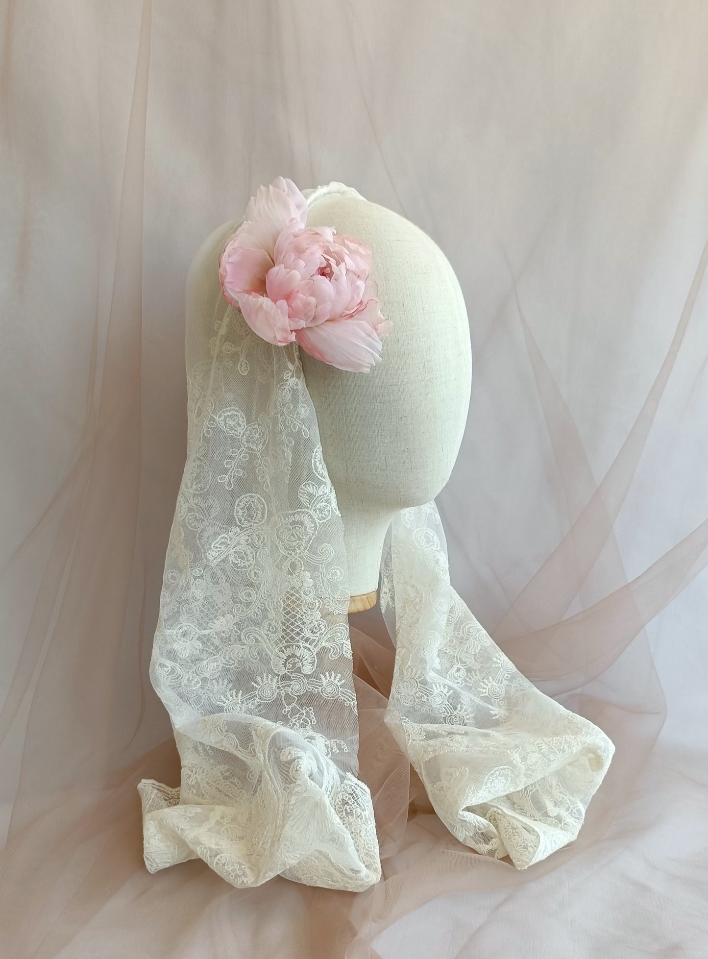 Tocado de encaje para novia, Velo con flor rosa para novia, Tocado romantico de novia.