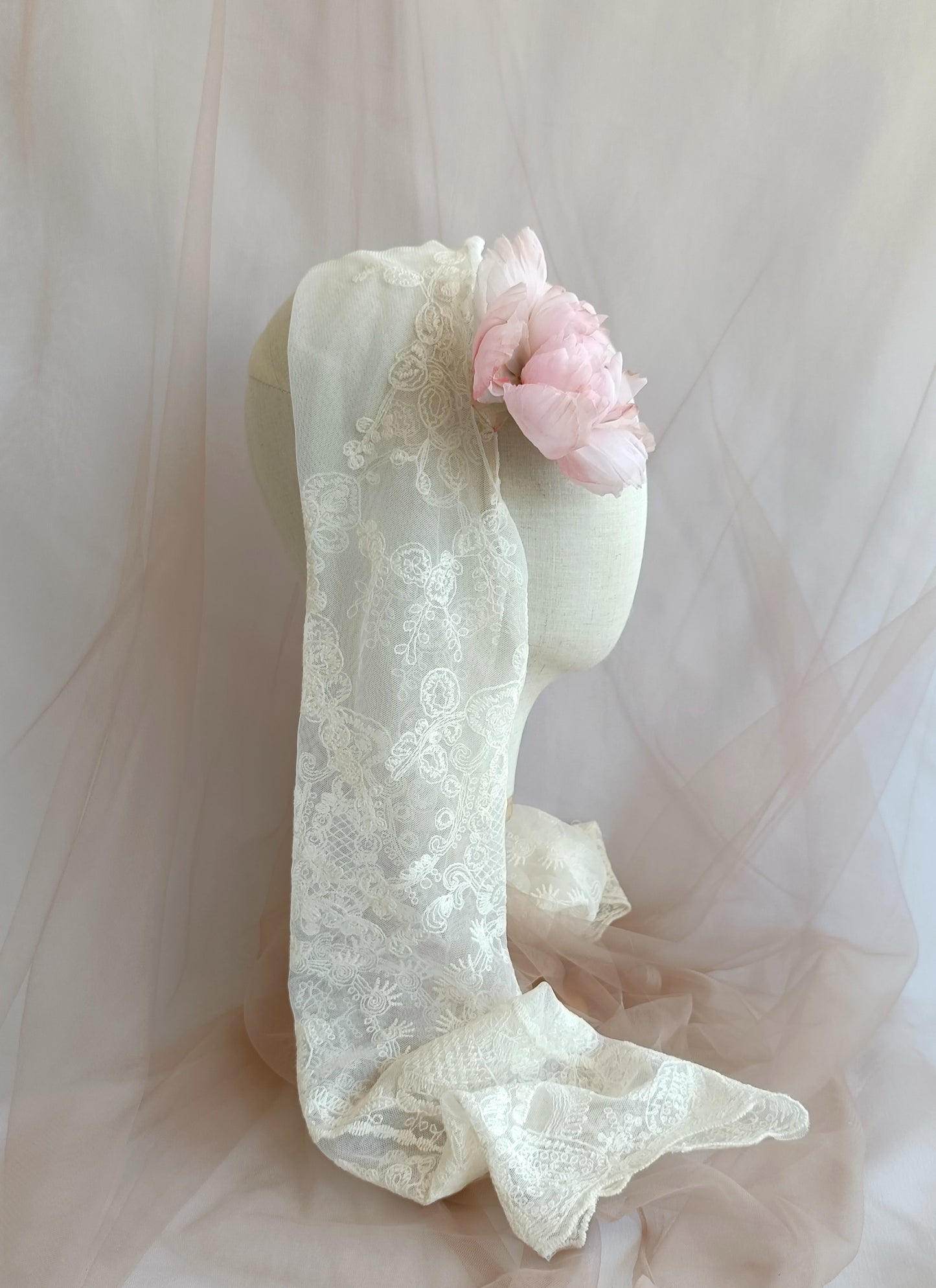 Tocado de encaje para novia, Velo con flor rosa para novia, Tocado romantico de novia.