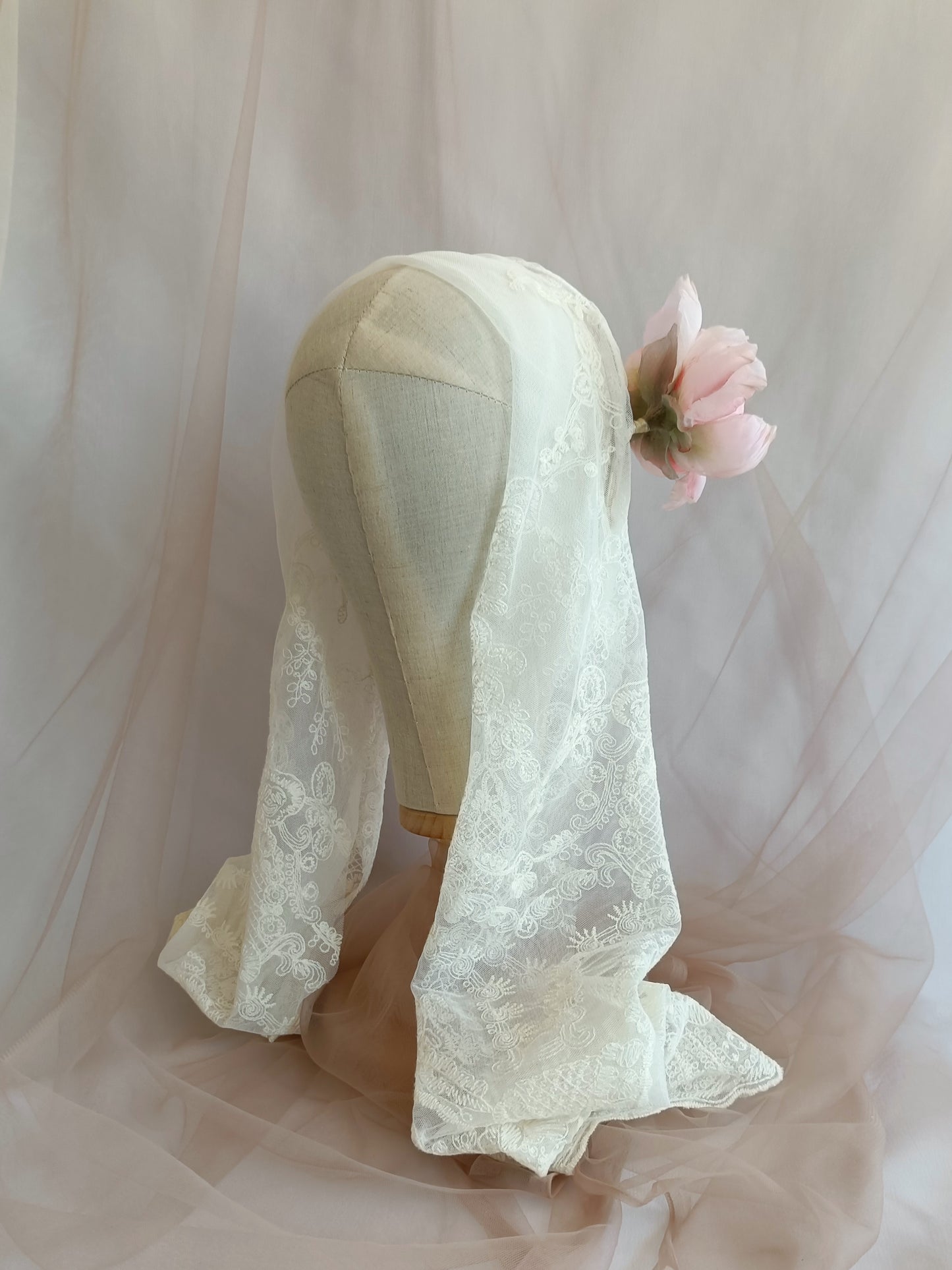 Tocado de encaje para novia, Velo con flor rosa para novia, Tocado romantico de novia.