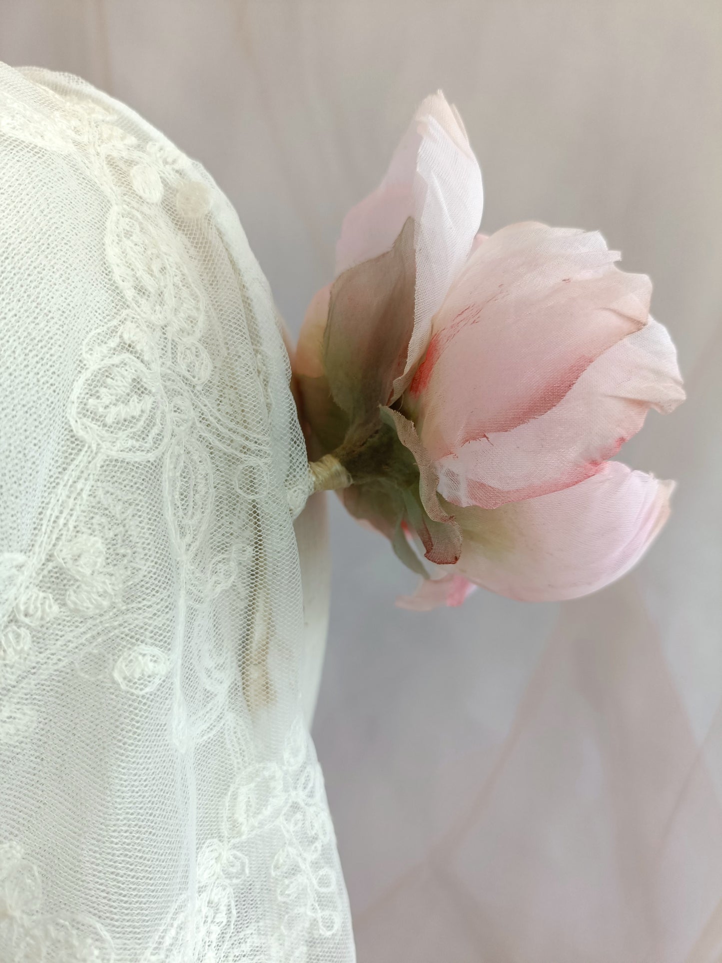 Tocado de encaje para novia, Velo con flor rosa para novia, Tocado romantico de novia.