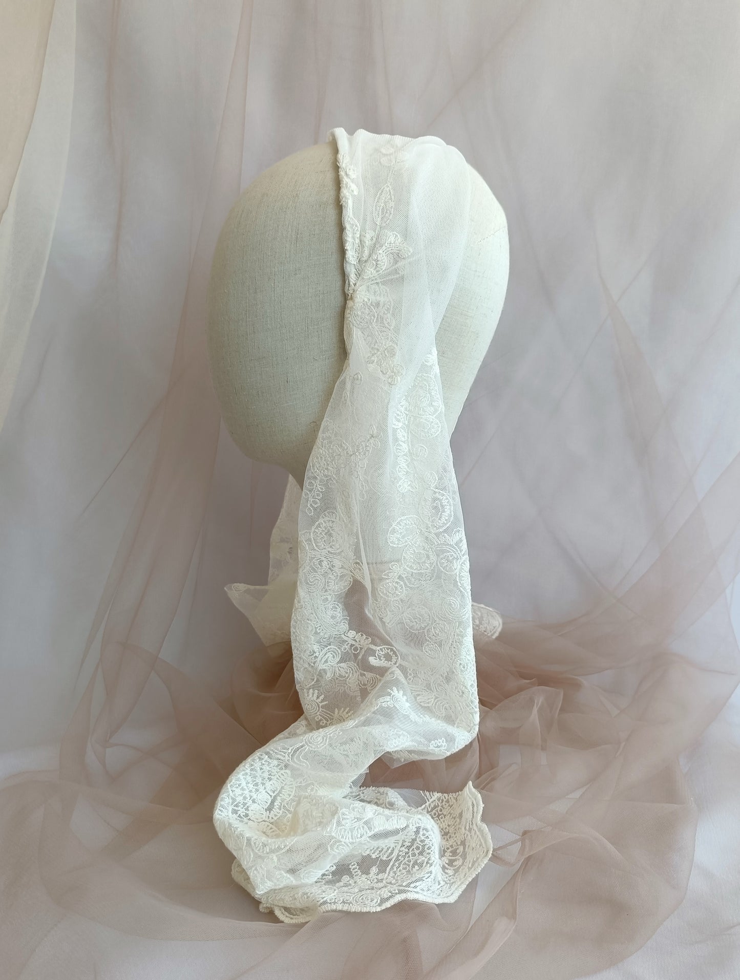 Tocado de encaje para novia, Velo con flor rosa para novia, Tocado romantico de novia.