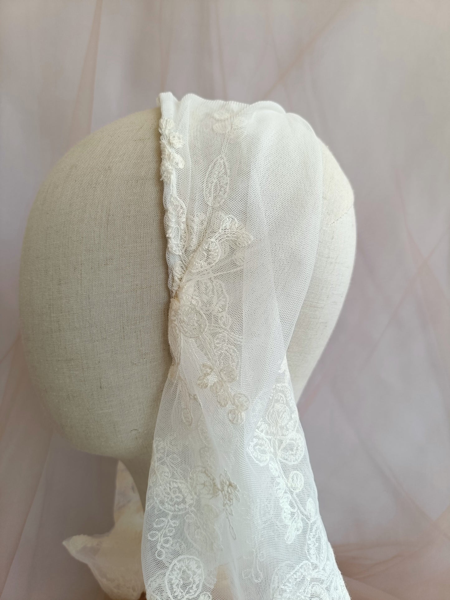 Tocado de encaje para novia, Velo con flor rosa para novia, Tocado romantico de novia.