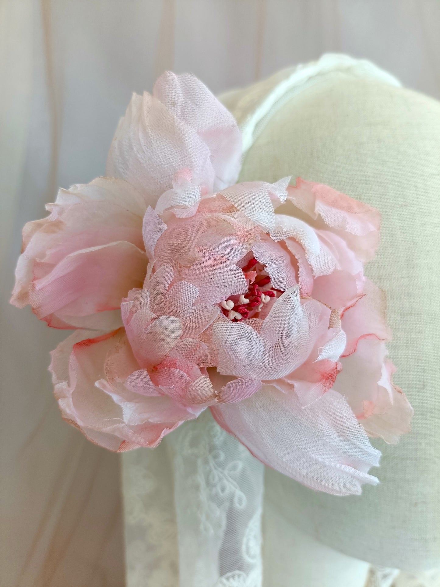 Tocado de encaje para novia, Velo con flor rosa para novia, Tocado romantico de novia.