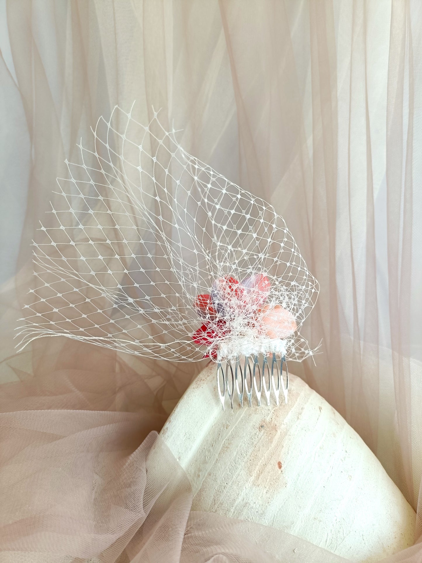 Peineta de flores con velo para invitada, Tocado de flores naranjas y rojas para boda, elegante accesorio de flores para boda.