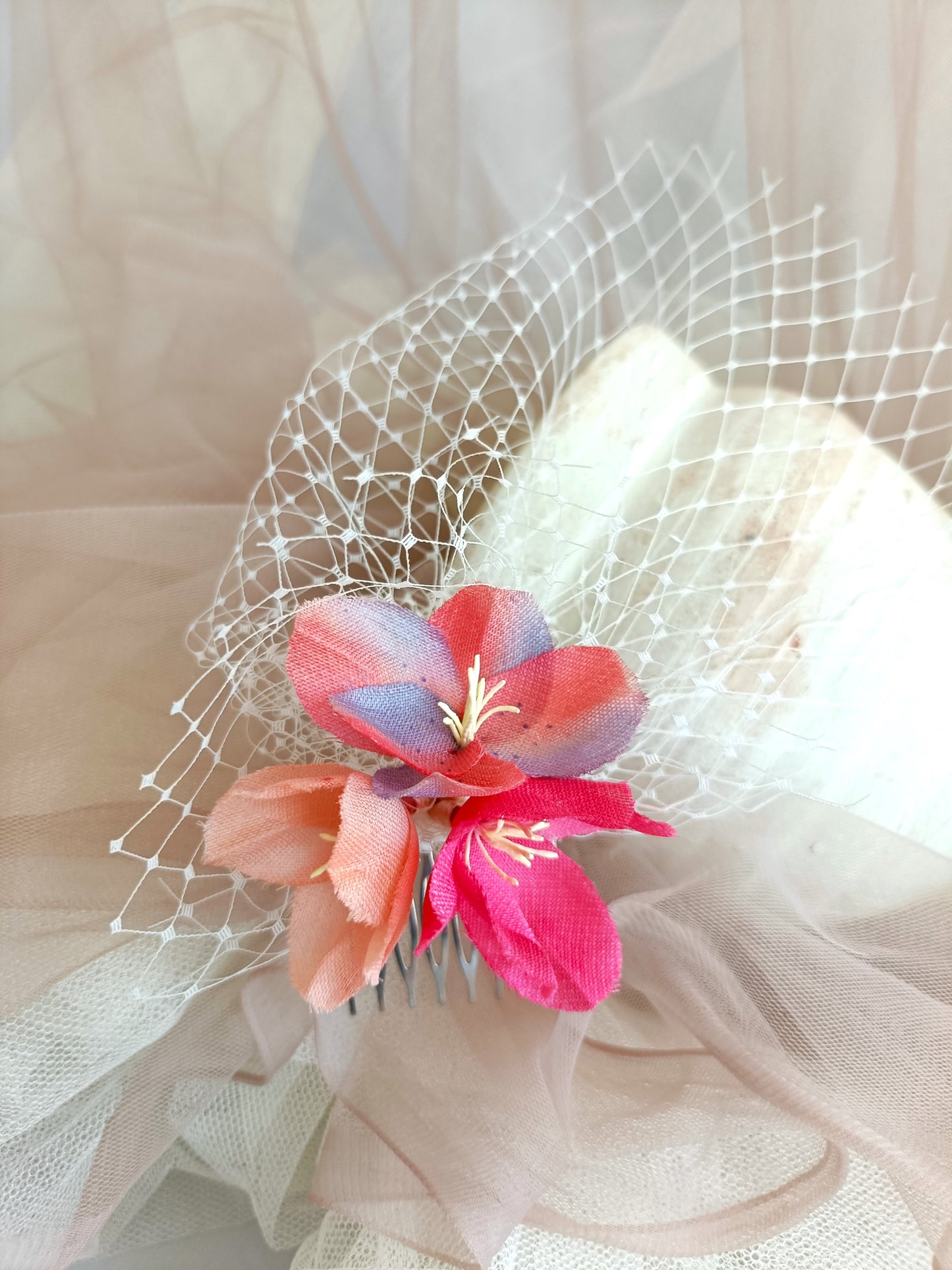Peineta de flores con velo para invitada, Tocado de flores naranjas y rojas para boda, elegante accesorio de flores para boda.