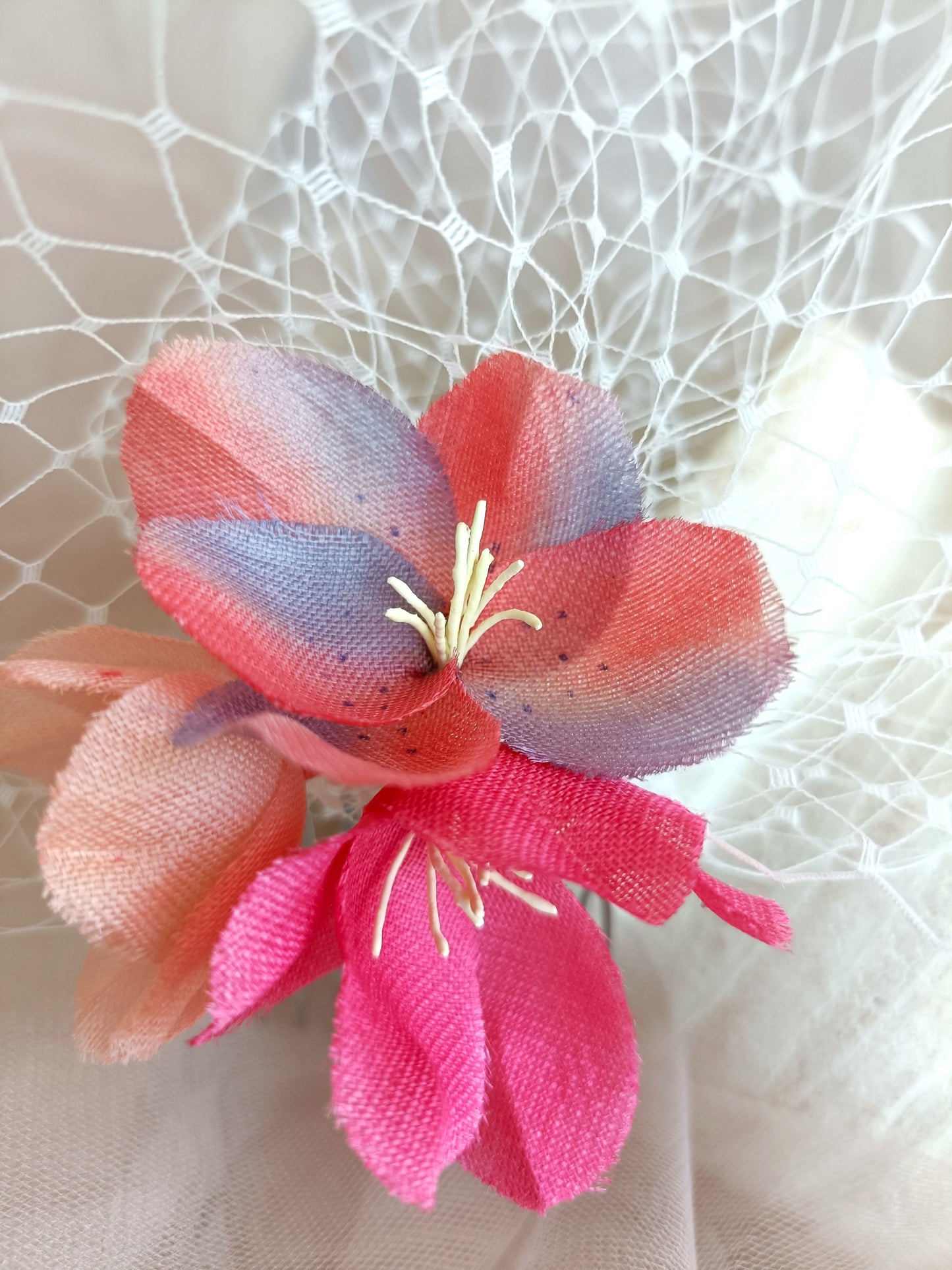 Peineta de flores con velo para invitada, Tocado de flores naranjas y rojas para boda, elegante accesorio de flores para boda.