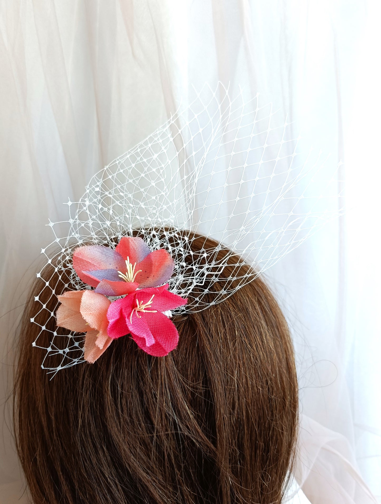Peineta de flores con velo para invitada, Tocado de flores naranjas y rojas para boda, elegante accesorio de flores para boda.