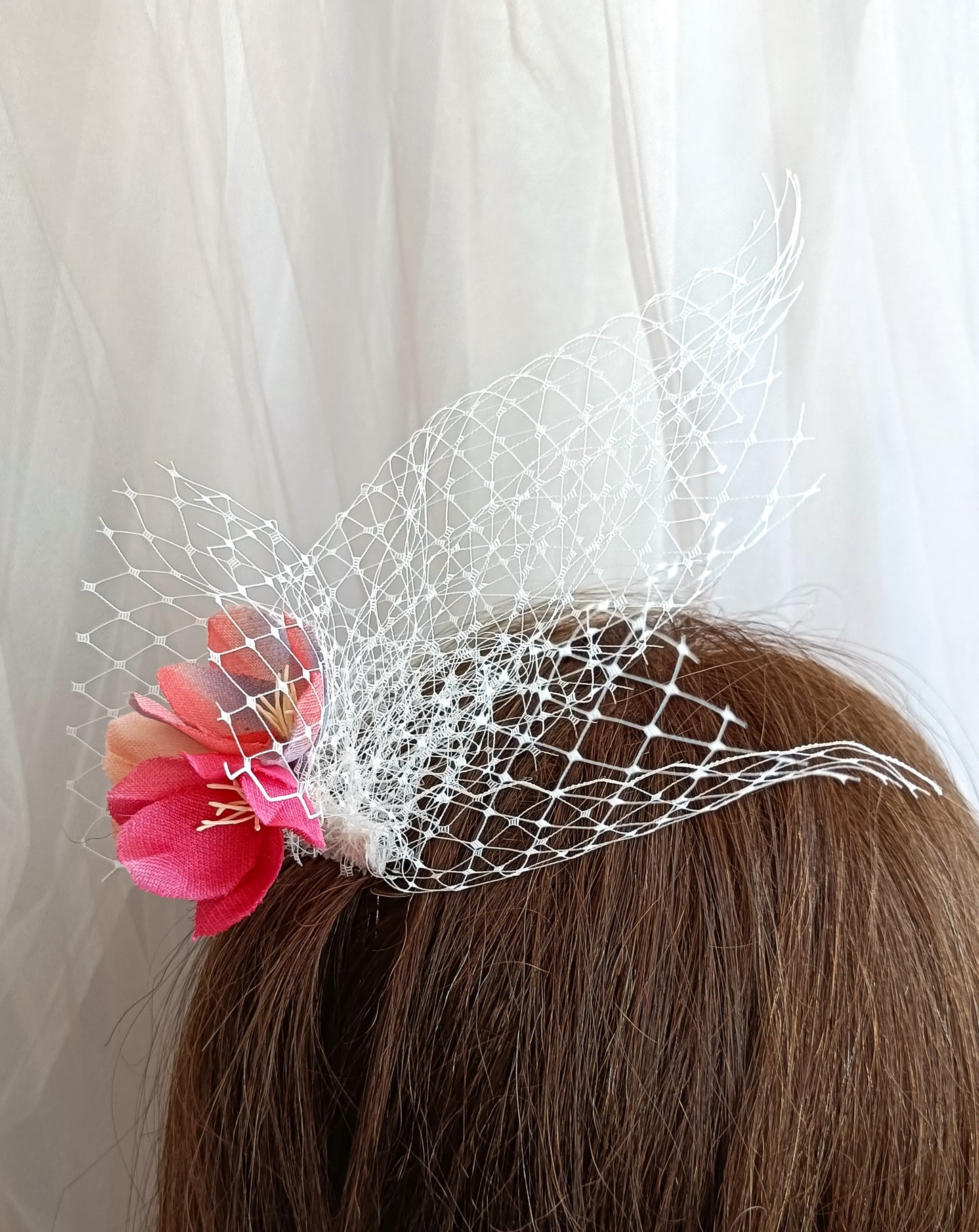 Peineta de flores con velo para invitada, Tocado de flores naranjas y rojas para boda, elegante accesorio de flores para boda.