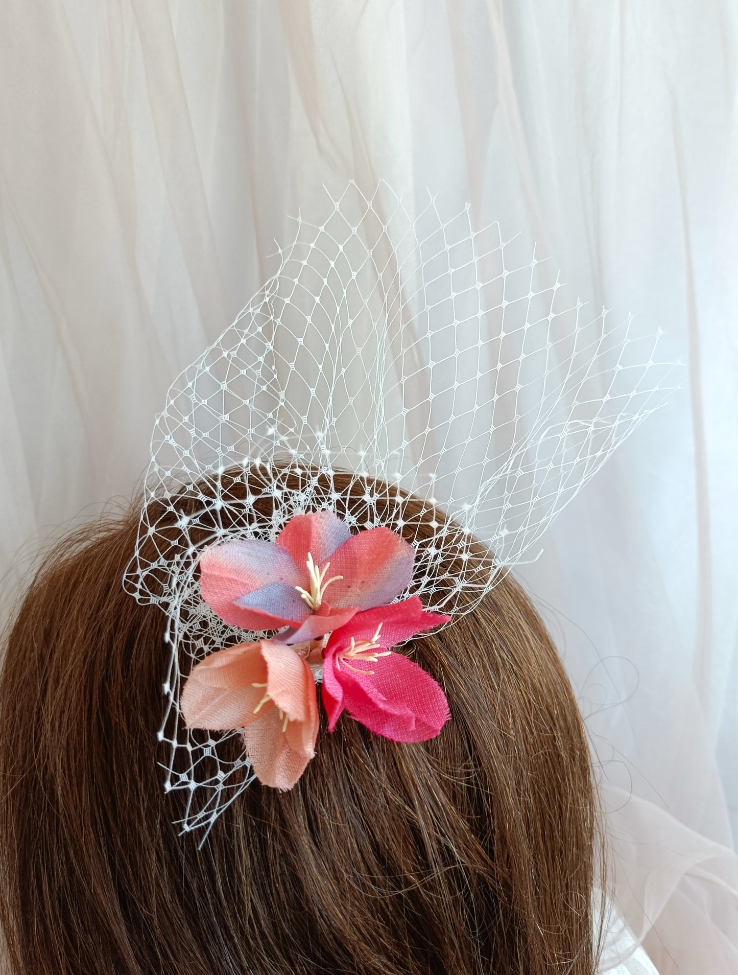 Peineta de flores con velo para invitada, Tocado de flores naranjas y rojas para boda, elegante accesorio de flores para boda.