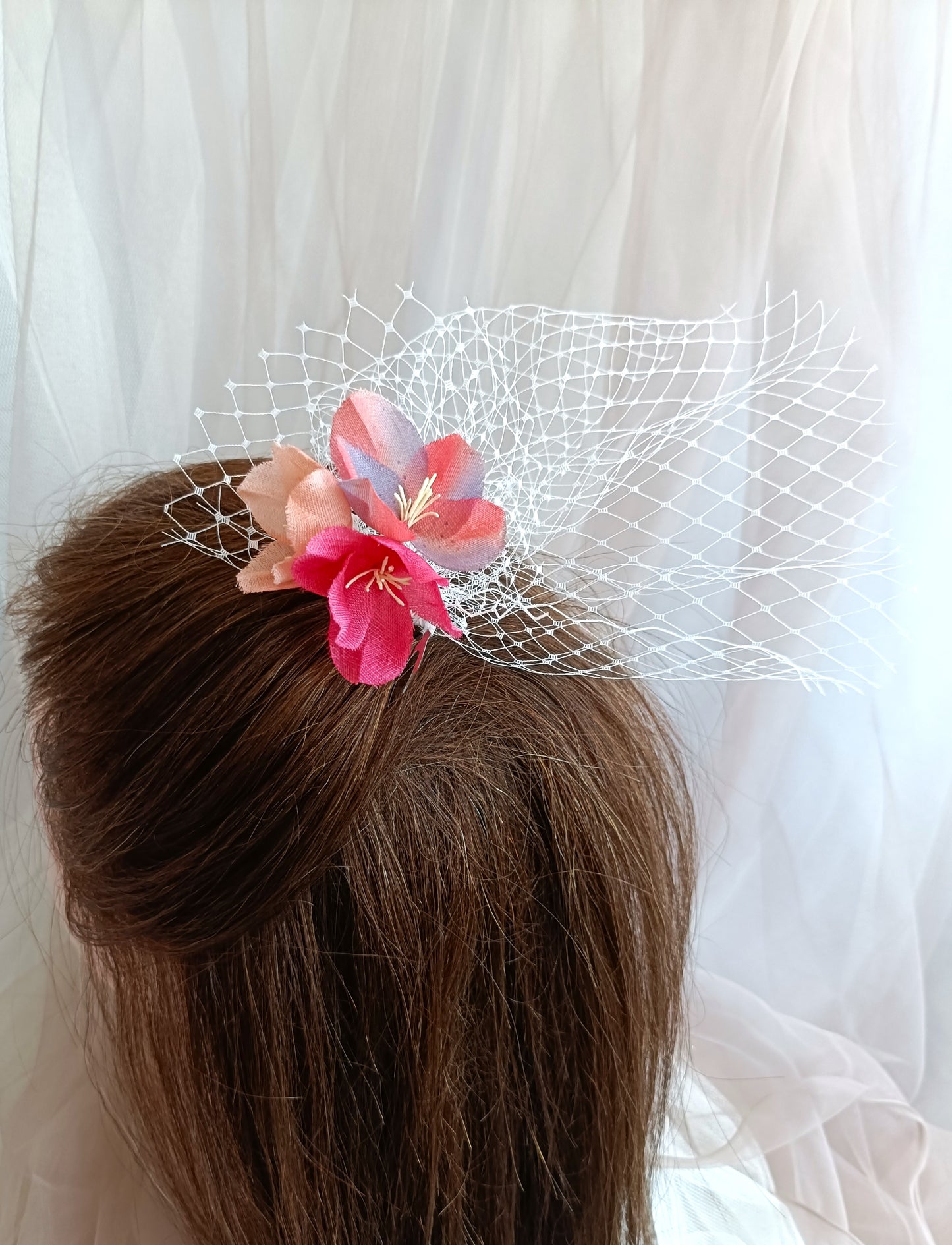 Peineta de flores con velo para invitada, Tocado de flores naranjas y rojas para boda, elegante accesorio de flores para boda.