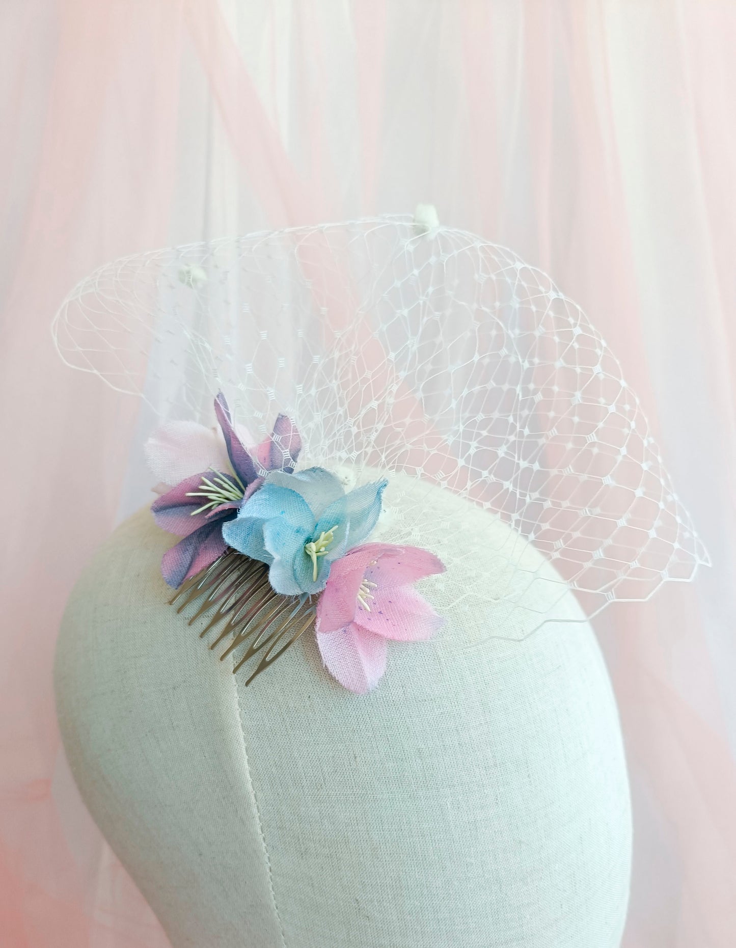 Tocado sencillo para invitada, Tocado de flores para boda, Peineta elegante con flores y velo para boda.