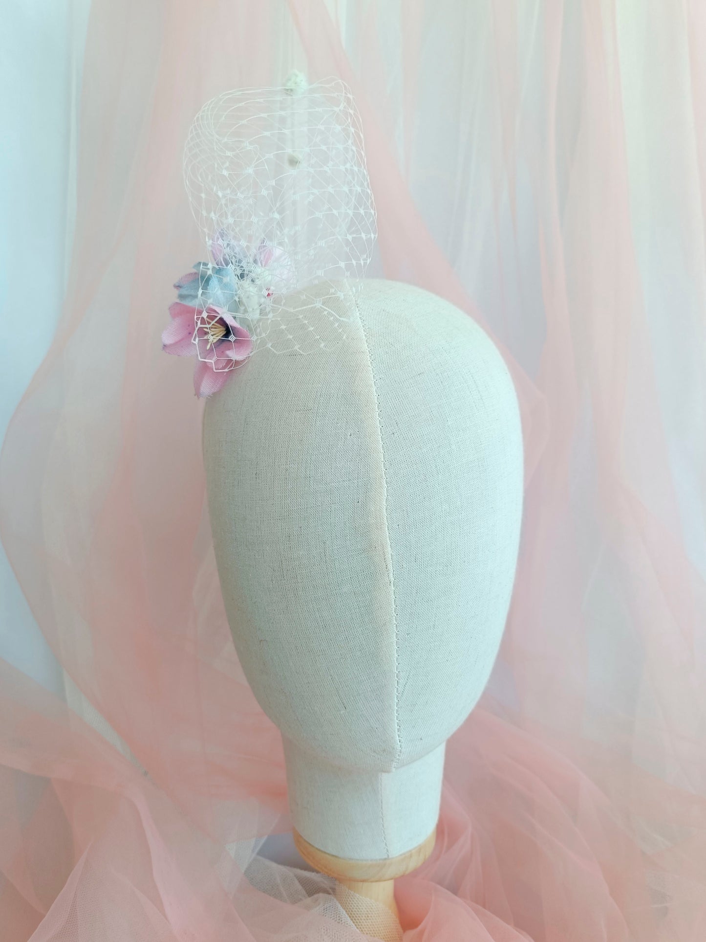 Tocado sencillo para invitada, Tocado de flores para boda, Peineta elegante con flores y velo para boda.