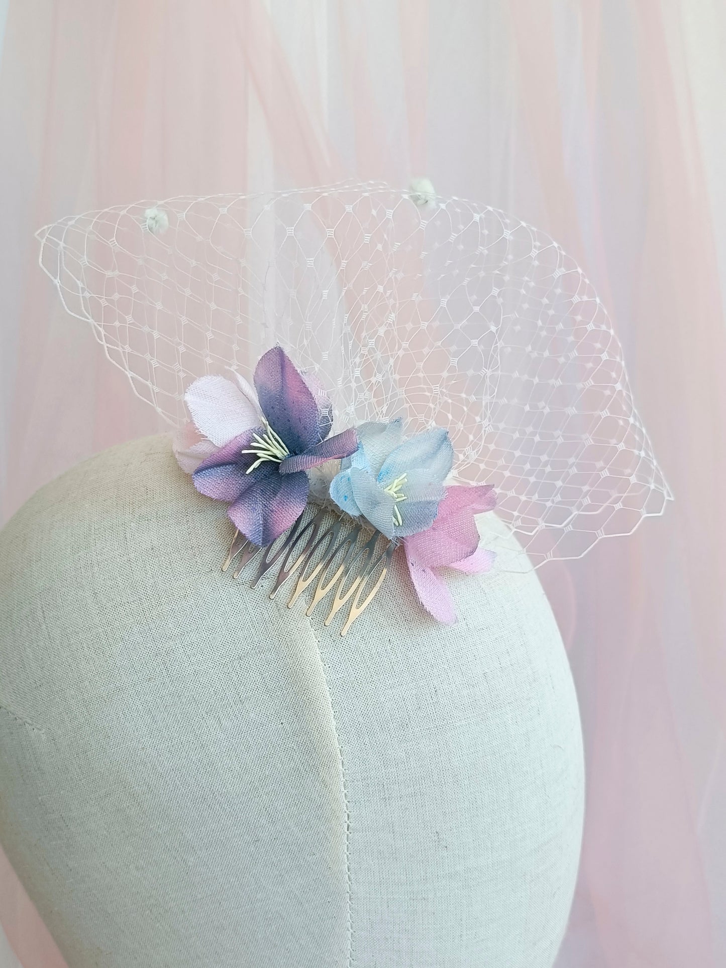 Tocado sencillo para invitada, Tocado de flores para boda, Peineta elegante con flores y velo para boda.