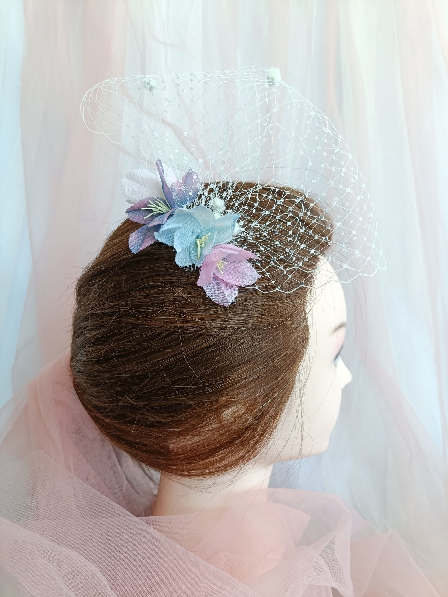 Tocado sencillo para invitada, Tocado de flores para boda, Peineta elegante con flores y velo para boda.
