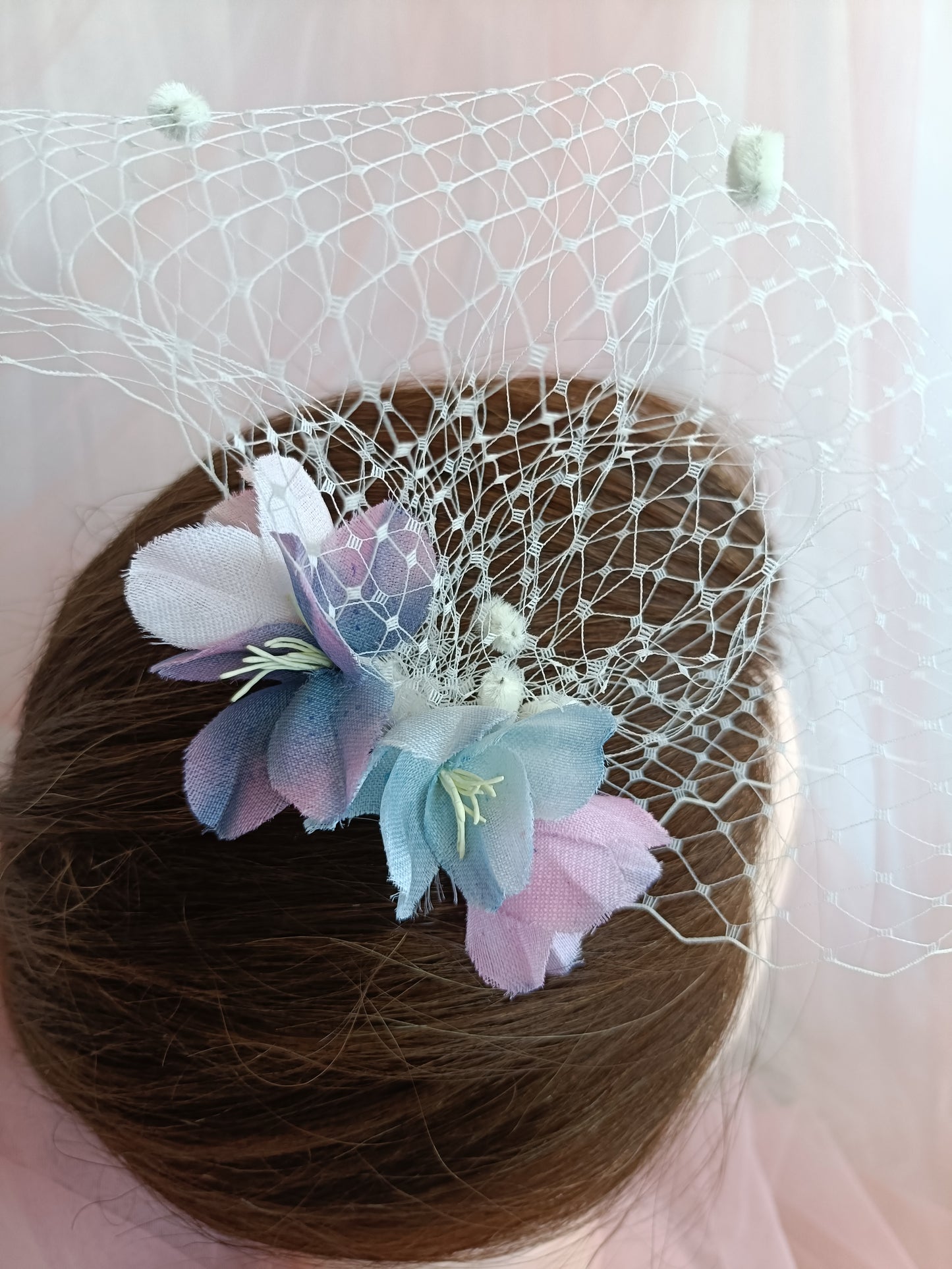 Tocado sencillo para invitada, Tocado de flores para boda, Peineta elegante con flores y velo para boda.