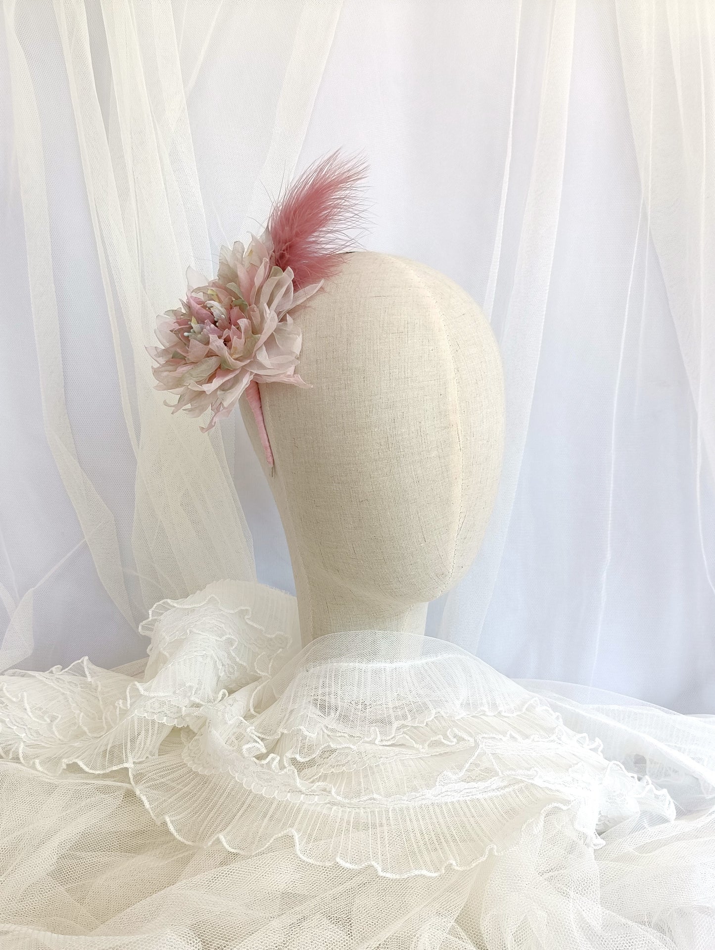 Tocado de flor rosa con plumas, Tocado conde dalia rosa para invitada, Diadema elegante con flor de seda, Tocado de invitada de boda lila.
