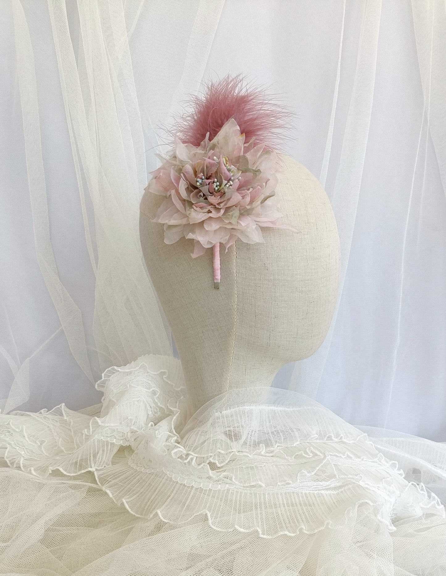 Tocado de flor rosa con plumas, Tocado conde dalia rosa para invitada, Diadema elegante con flor de seda, Tocado de invitada de boda lila.