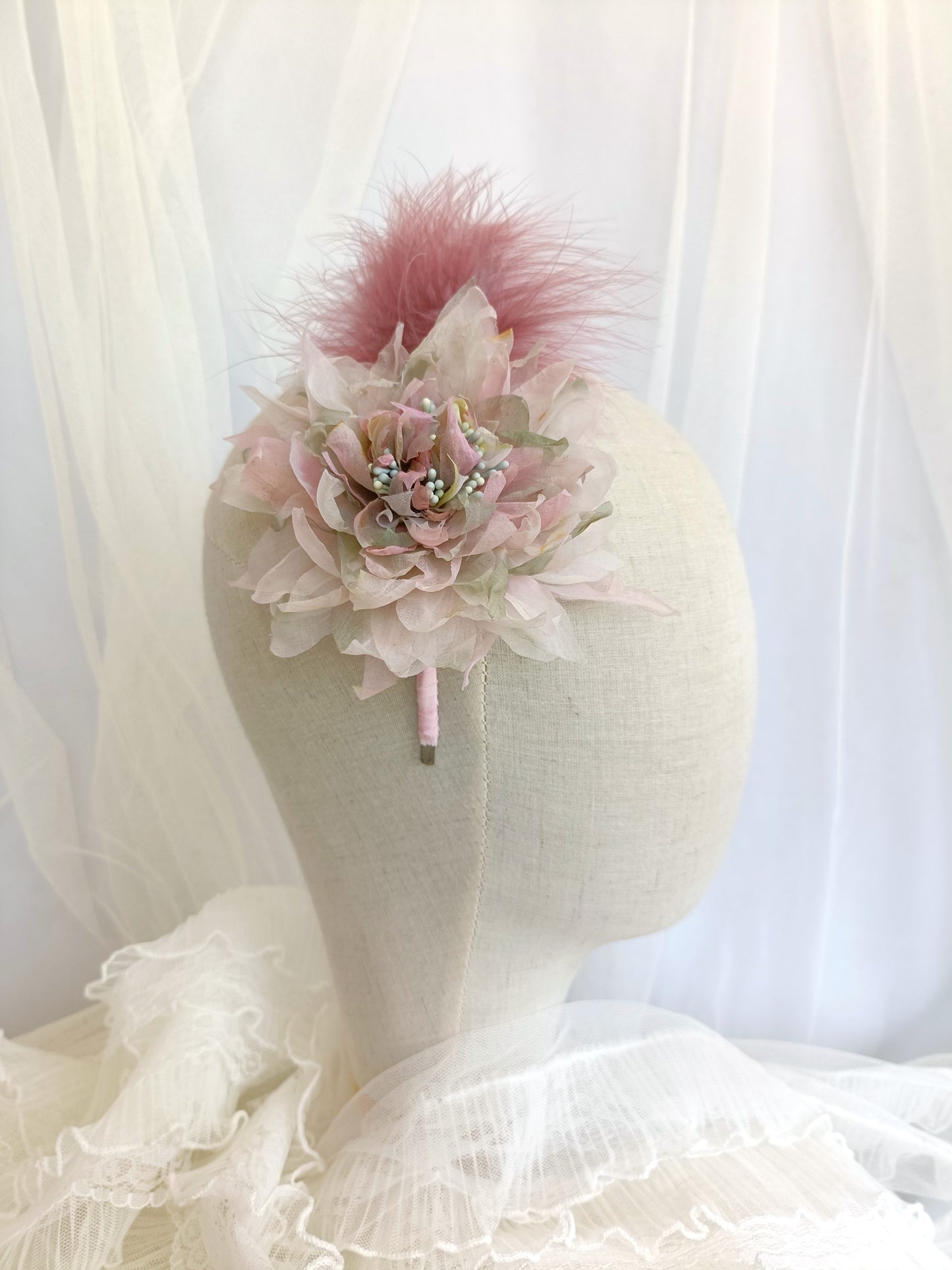 Tocado de flor rosa con plumas, Tocado conde dalia rosa para invitada, Diadema elegante con flor de seda, Tocado de invitada de boda lila.