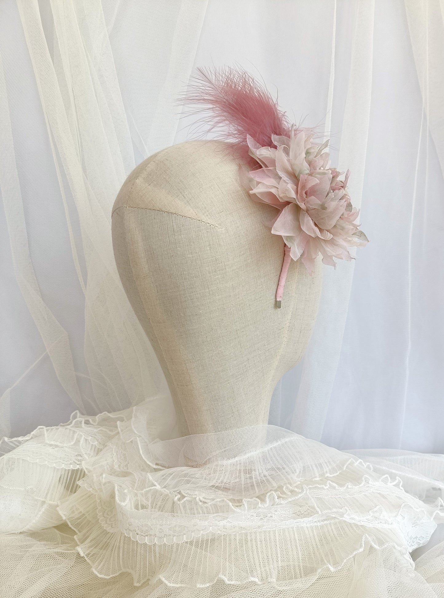 Tocado de flor rosa con plumas, Tocado conde dalia rosa para invitada, Diadema elegante con flor de seda, Tocado de invitada de boda lila.
