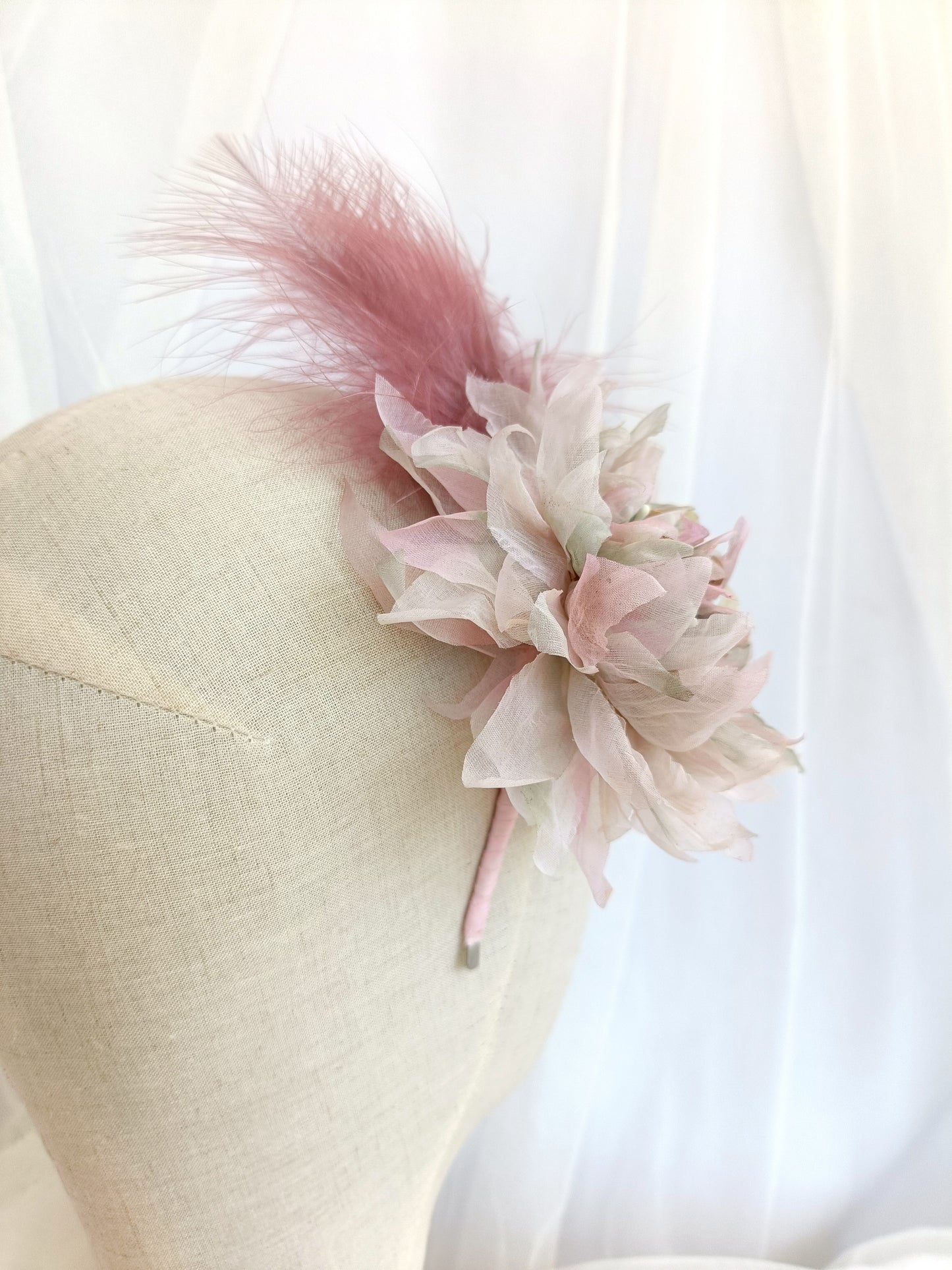 Tocado de flor rosa con plumas, Tocado conde dalia rosa para invitada, Diadema elegante con flor de seda, Tocado de invitada de boda lila.