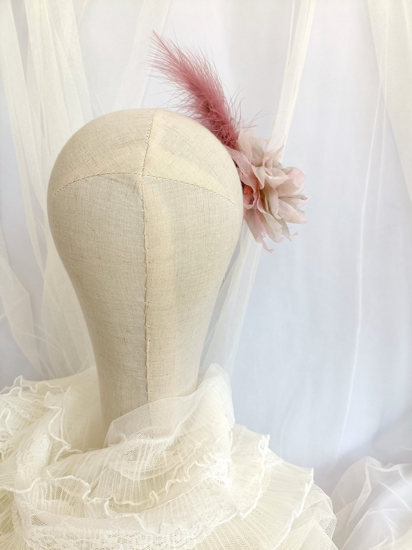 Tocado de flor rosa con plumas, Tocado conde dalia rosa para invitada, Diadema elegante con flor de seda, Tocado de invitada de boda lila.