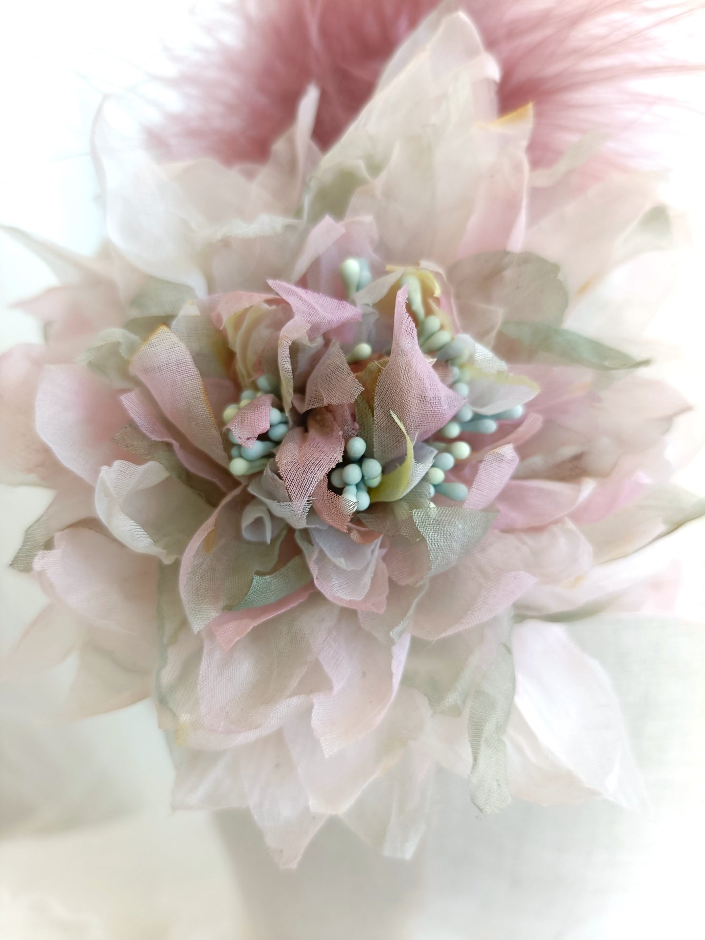 Tocado de flor rosa con plumas, Tocado conde dalia rosa para invitada, Diadema elegante con flor de seda, Tocado de invitada de boda lila.