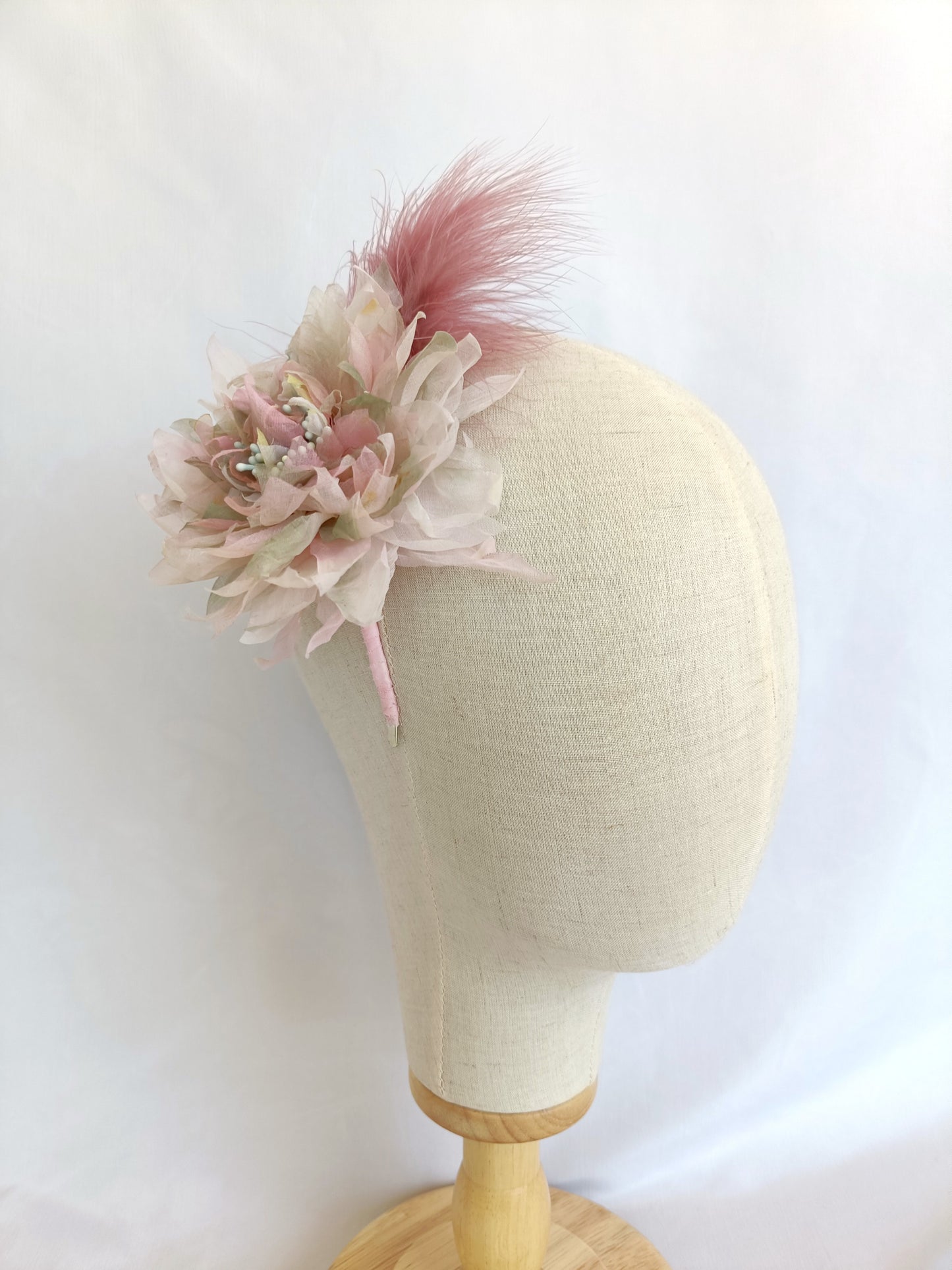 Tocado de flor rosa con plumas, Tocado conde dalia rosa para invitada, Diadema elegante con flor de seda, Tocado de invitada de boda lila.