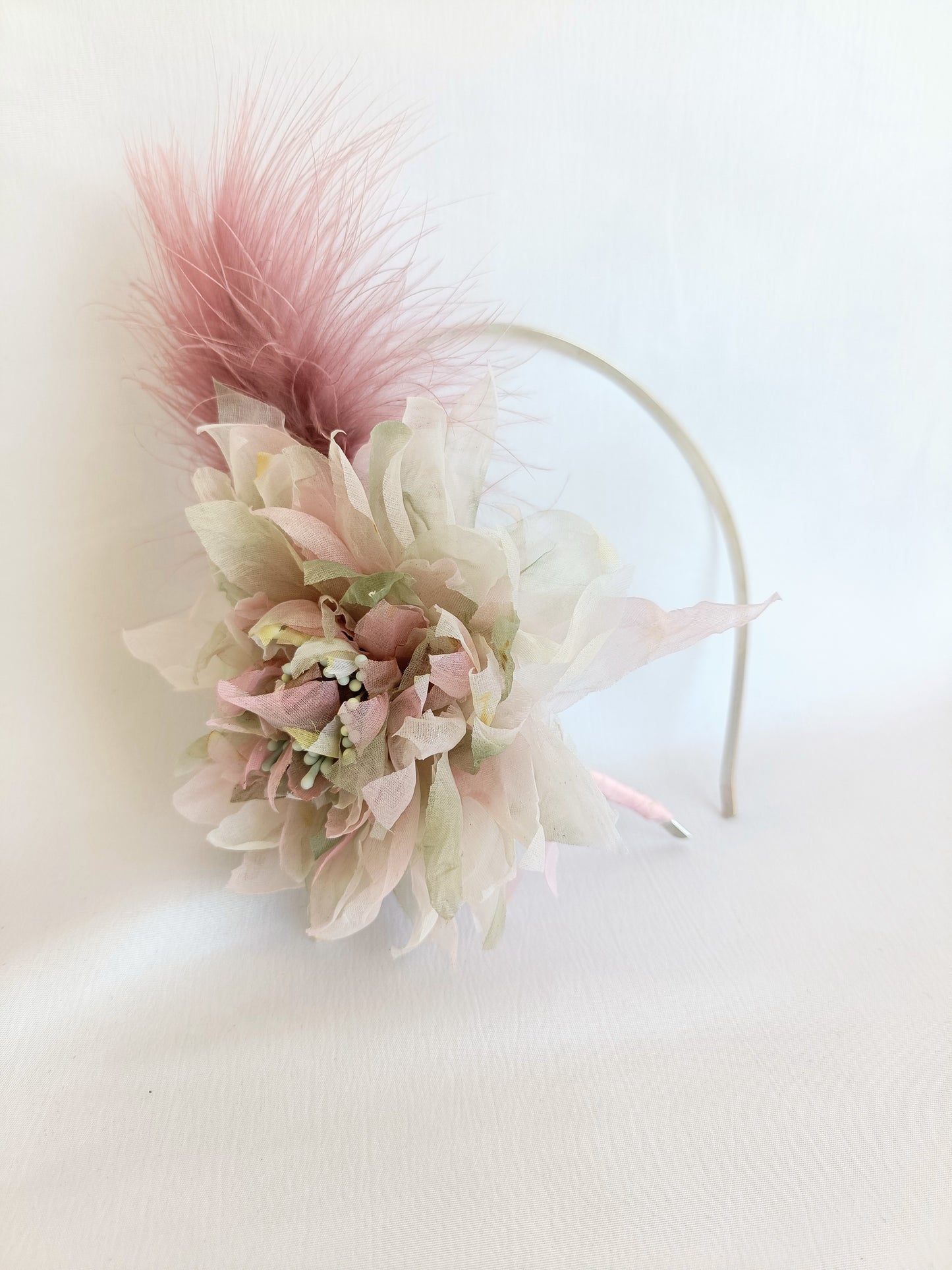 Tocado de flor rosa con plumas, Tocado conde dalia rosa para invitada, Diadema elegante con flor de seda, Tocado de invitada de boda lila.